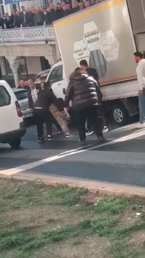 Kağıthane’de yol verme tartışması bıçaklı kavgaya dönüştü: O anlar kamerada
