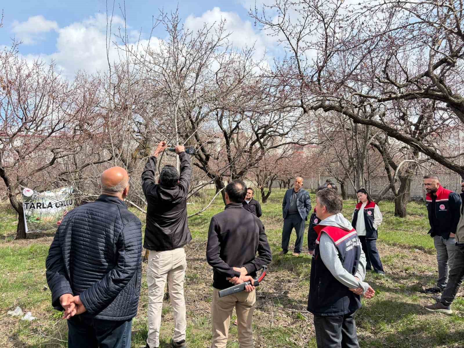 Kağızman’da meyvecilikte eğitim seferberliği sürüyor
Kağızman’da meyvecilikte eğitim seferberliği sürüyor
