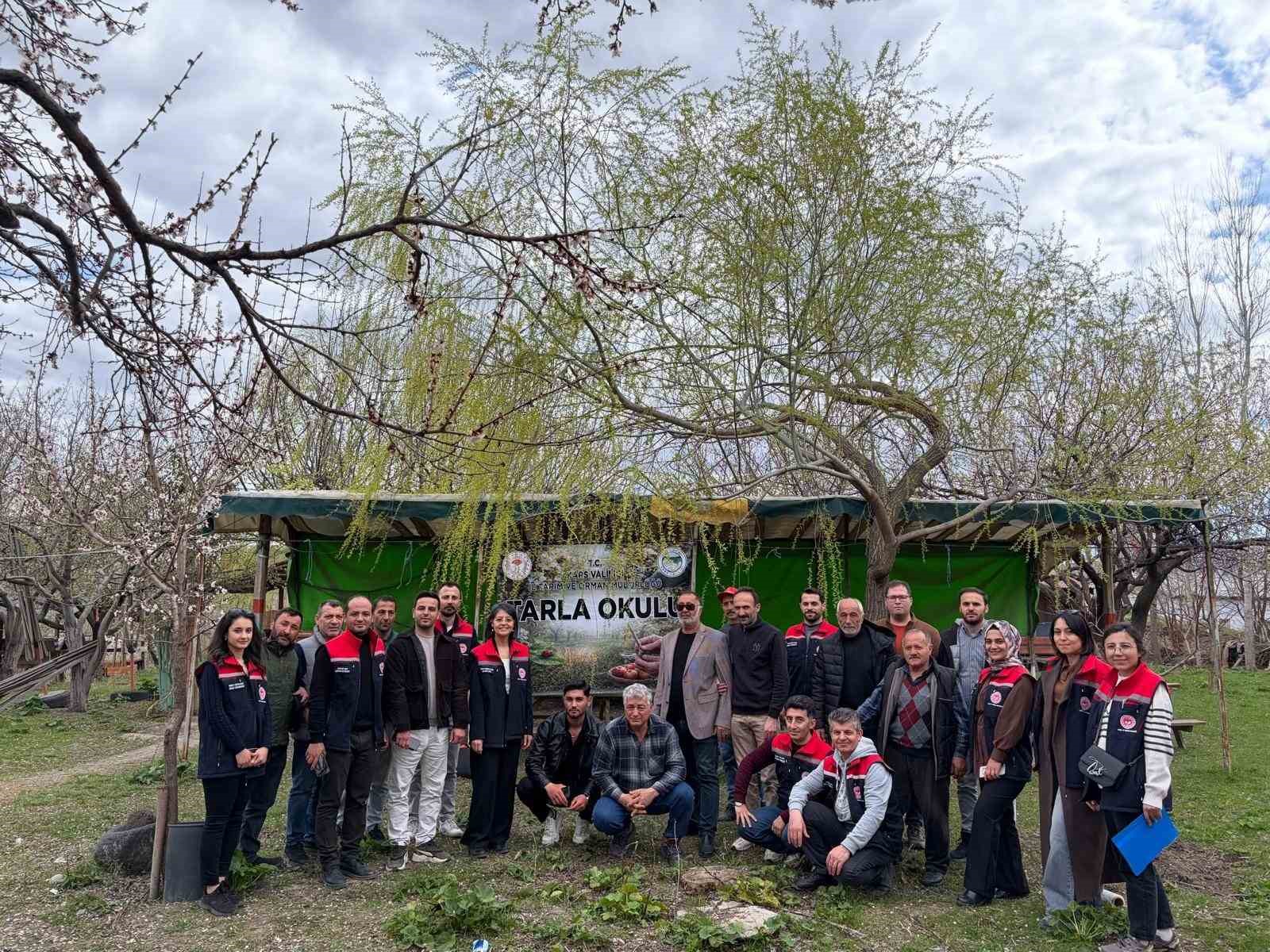 Kağızman’da meyvecilikte eğitim seferberliği sürüyor
Kağızman’da meyvecilikte eğitim seferberliği sürüyor