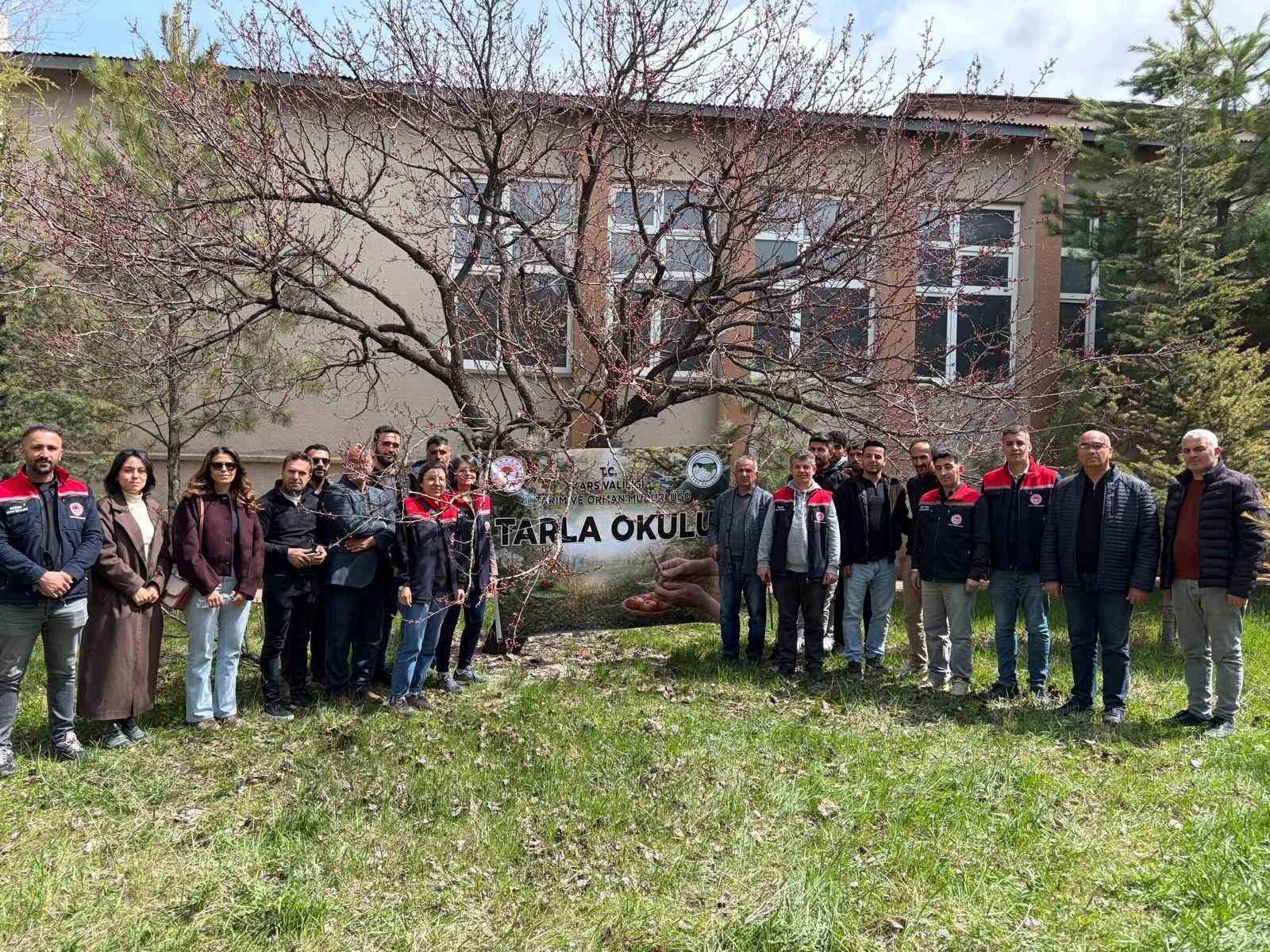 Kağızman’da meyvecilikte eğitim seferberliği sürüyor
Kağızman’da meyvecilikte eğitim seferberliği sürüyor