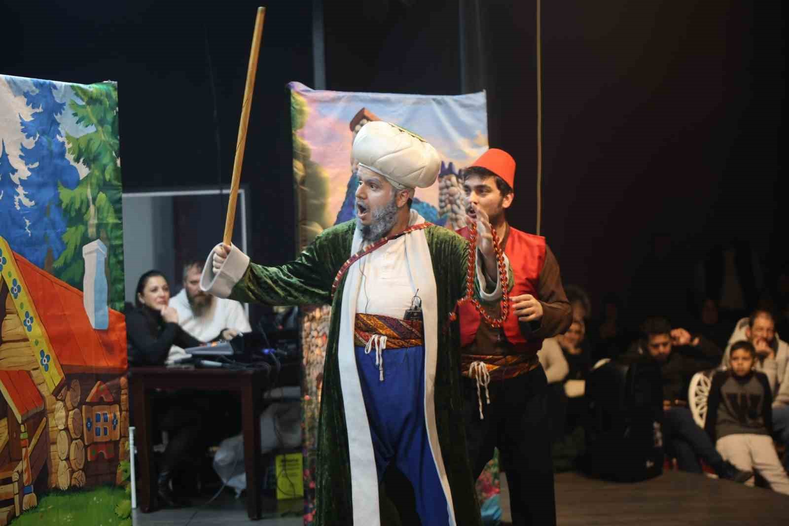 Kahkaha dolu oyun Erenler’de sahnelendi, vatandaşlardan tam not aldı
