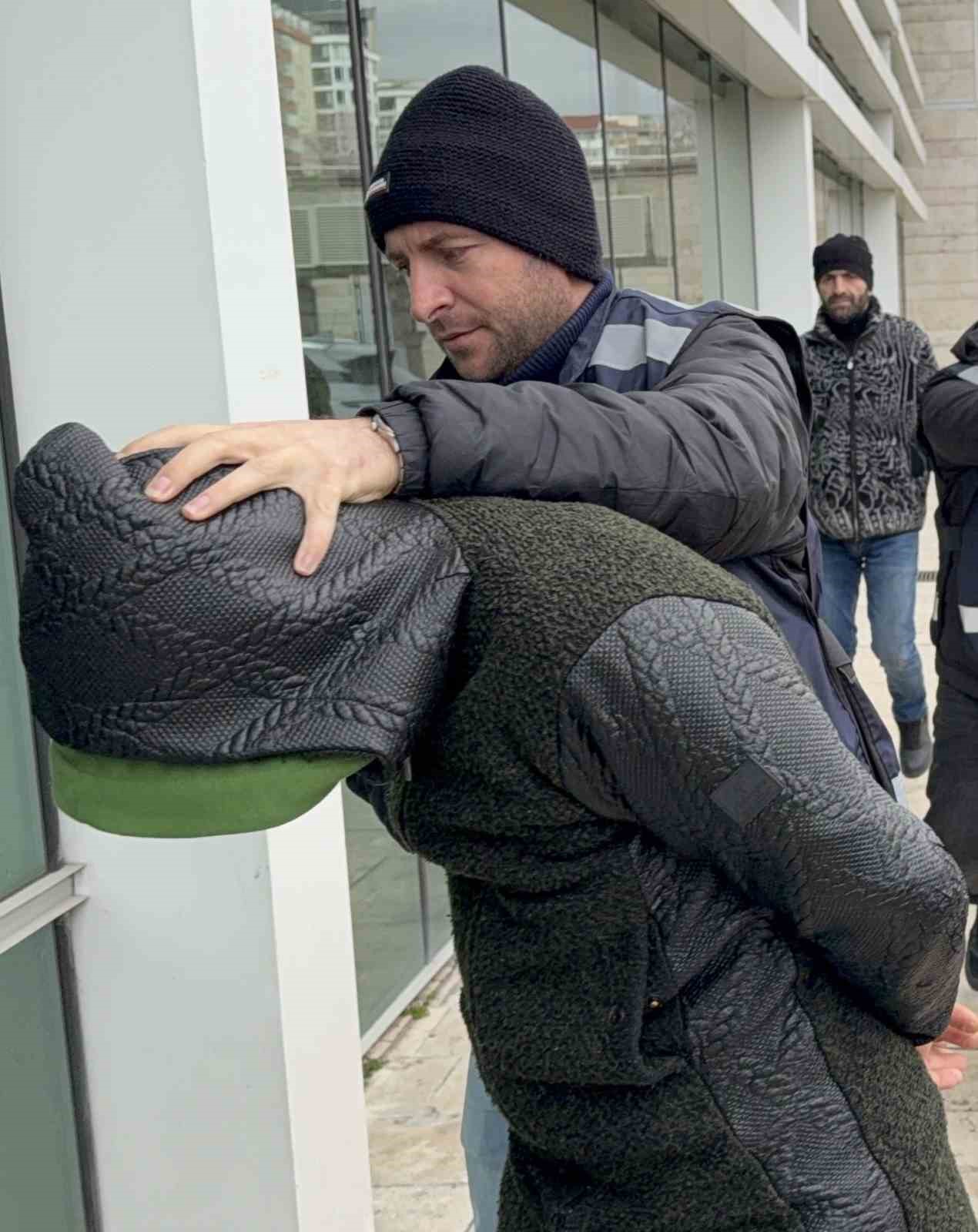 "Kahraman kurye" araç kundaklamaktan gözaltına alındı
