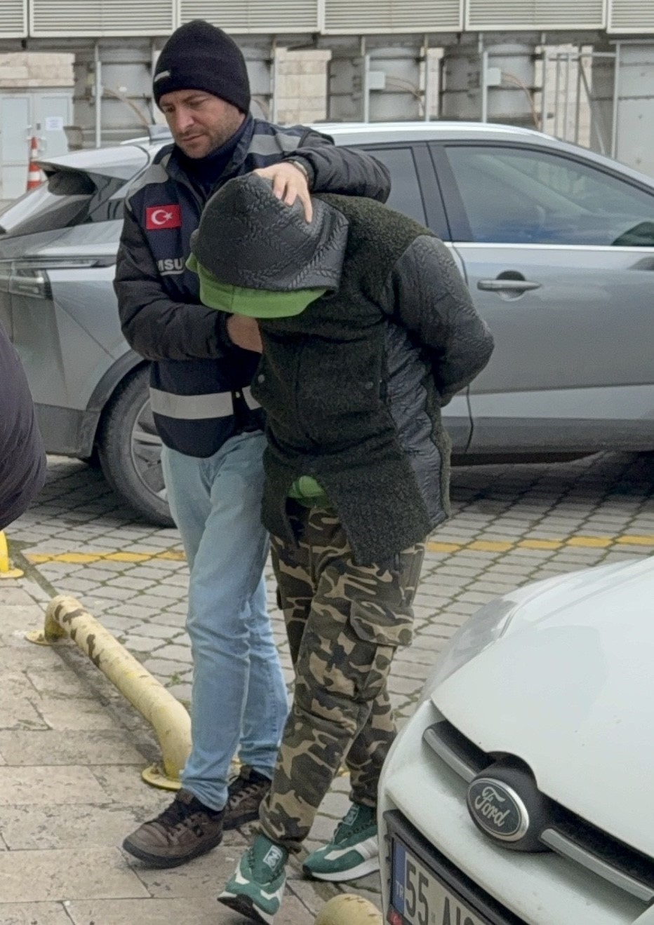 "Kahraman kurye" araç kundaklamaktan gözaltına alındı
