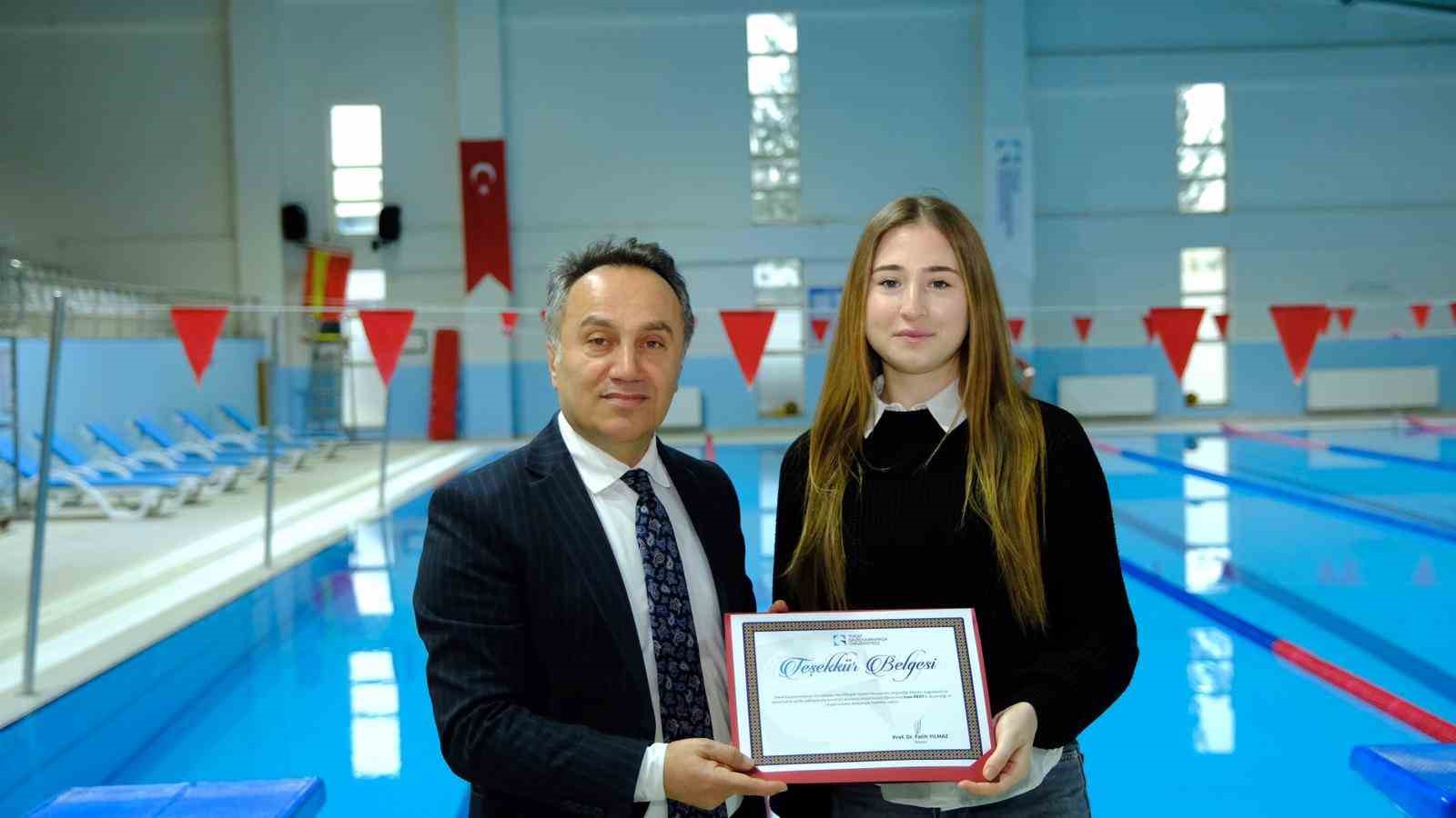 Kahraman öğrenciler rektör tarafından ödüllendirildi
