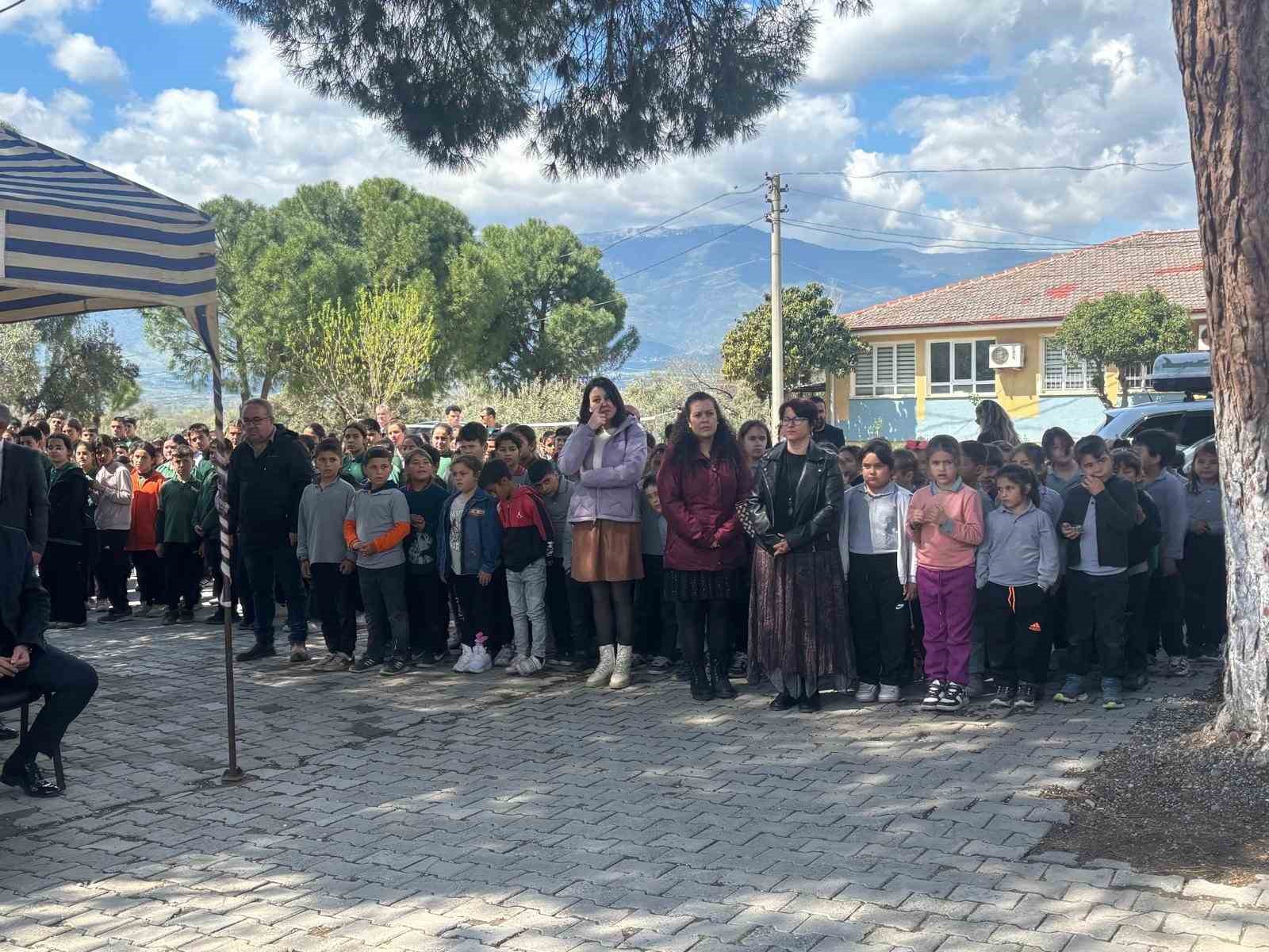 Kahraman öğretmen okulunda gözyaşları ile anıldı
