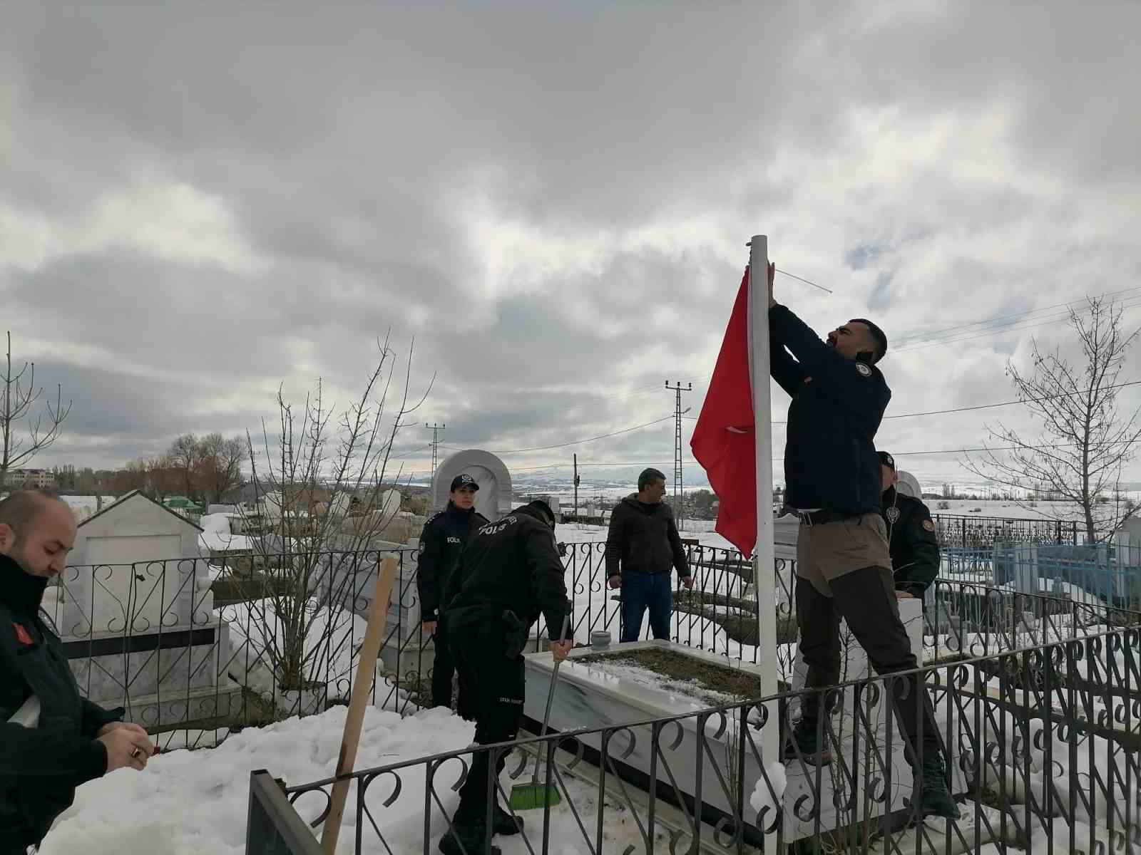 Kahraman şehitlerimizin aziz hatırasına sahip çıktılar
