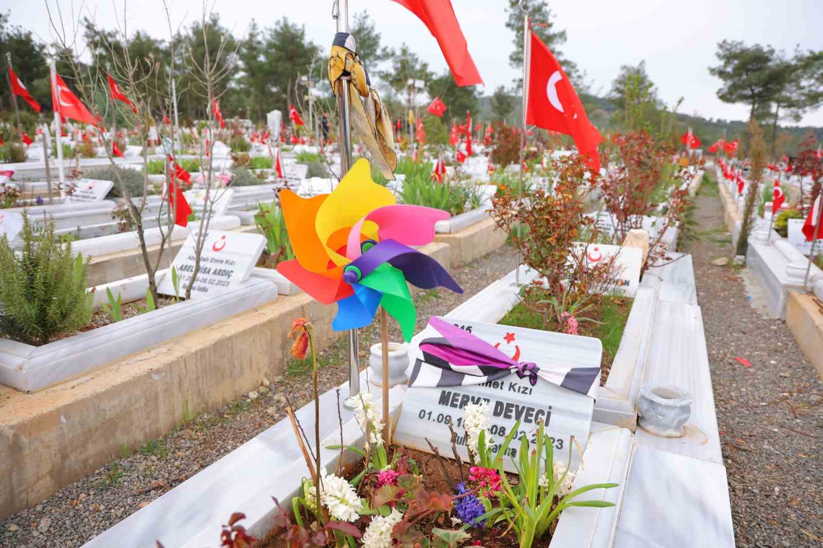 Kahramanmaraş deprem mezarlığında hüzünlü bayram
