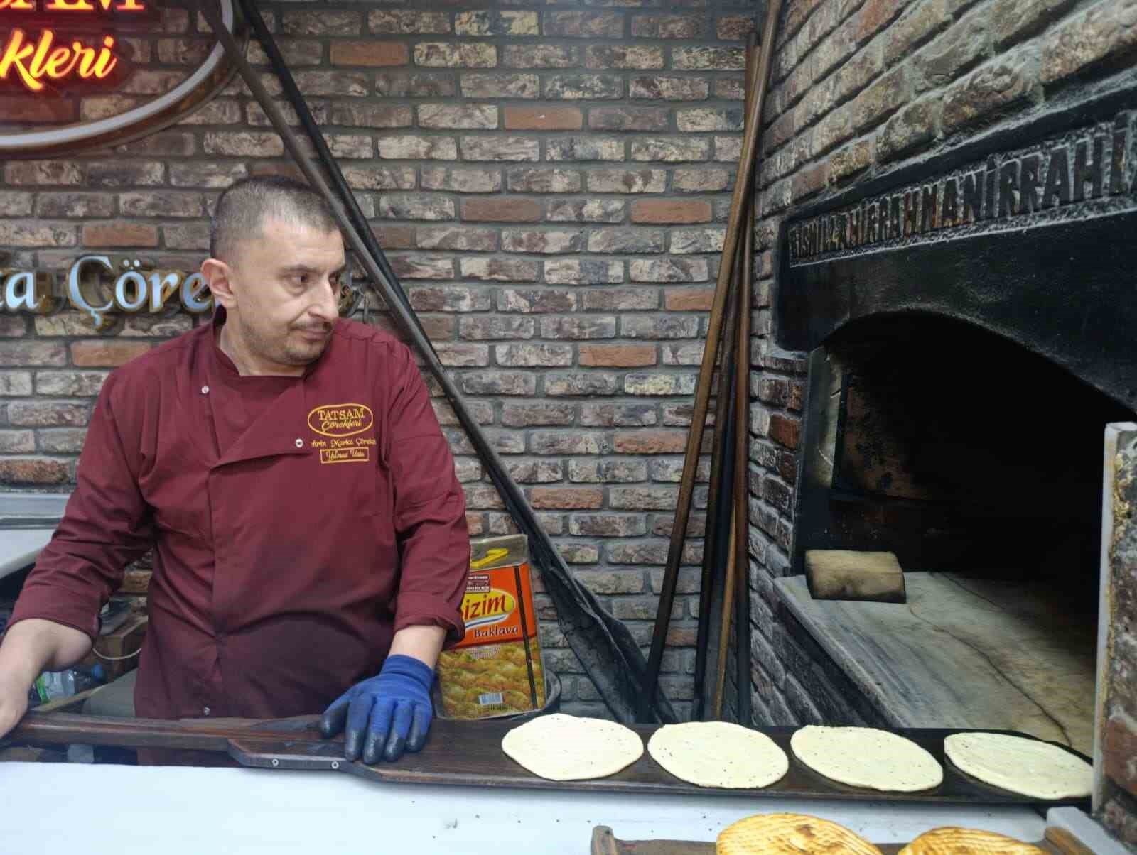 Kahramanmaraş’ın tecilli lezzeti Maraş çöreği Ramazan sofralarını süslüyor
Kahramanmaraş’ın tecilli lezzeti Maraş çöreği Ramazan sofralarını süslüyor