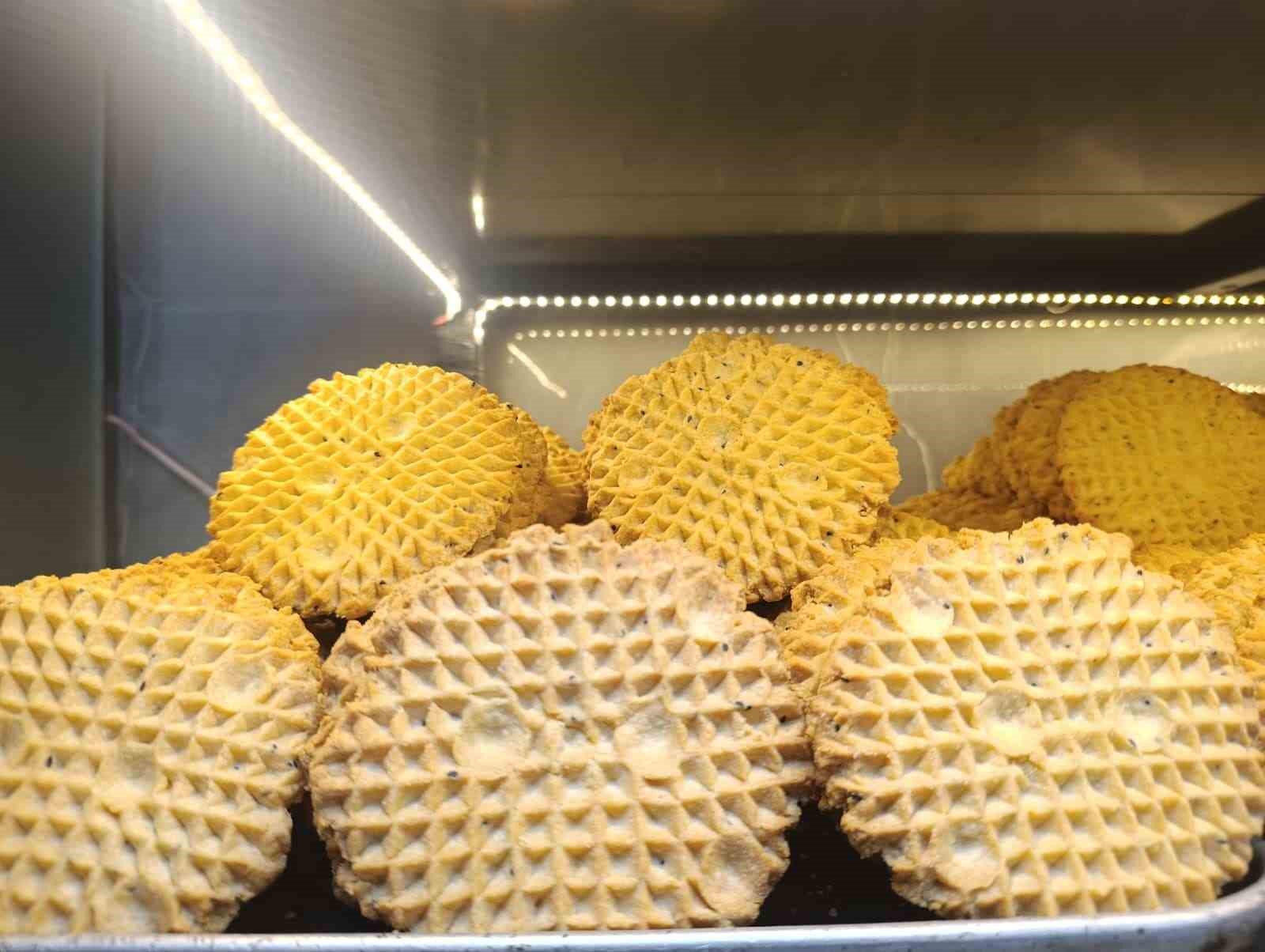 Kahramanmaraş’ın tecilli lezzeti Maraş çöreği Ramazan sofralarını süslüyor
Kahramanmaraş’ın tecilli lezzeti Maraş çöreği Ramazan sofralarını süslüyor