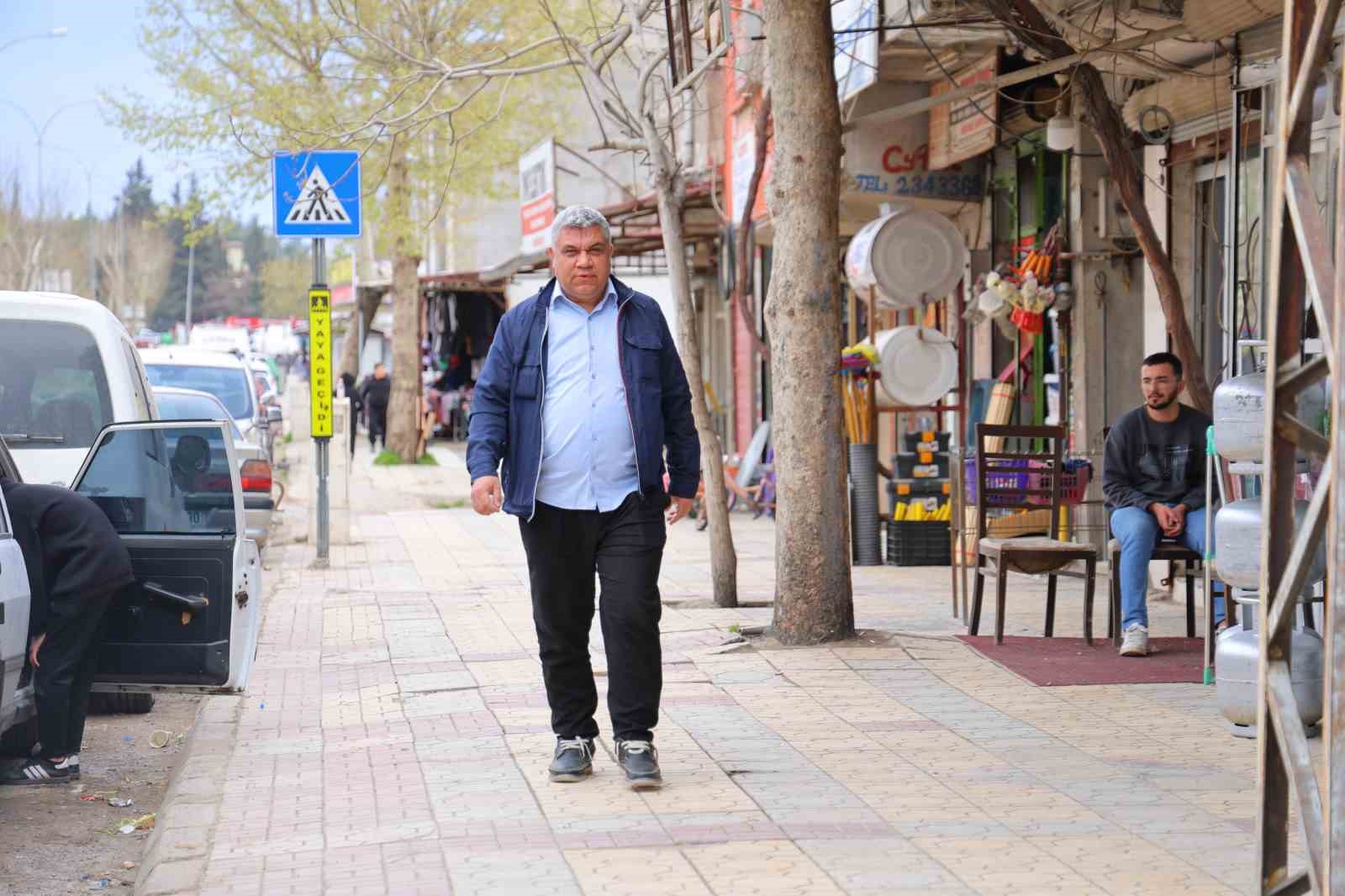 Kahramanmaraşlı adam 3 renkli gözleriyle görenlerin ilgisini çekiyor
