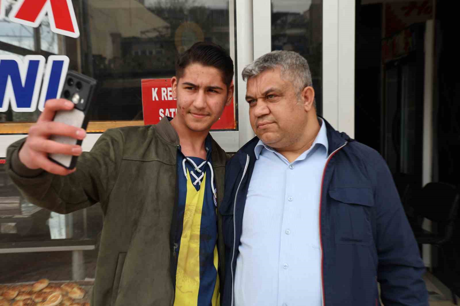 Kahramanmaraşlı adam 3 renkli gözleriyle görenlerin ilgisini çekiyor
