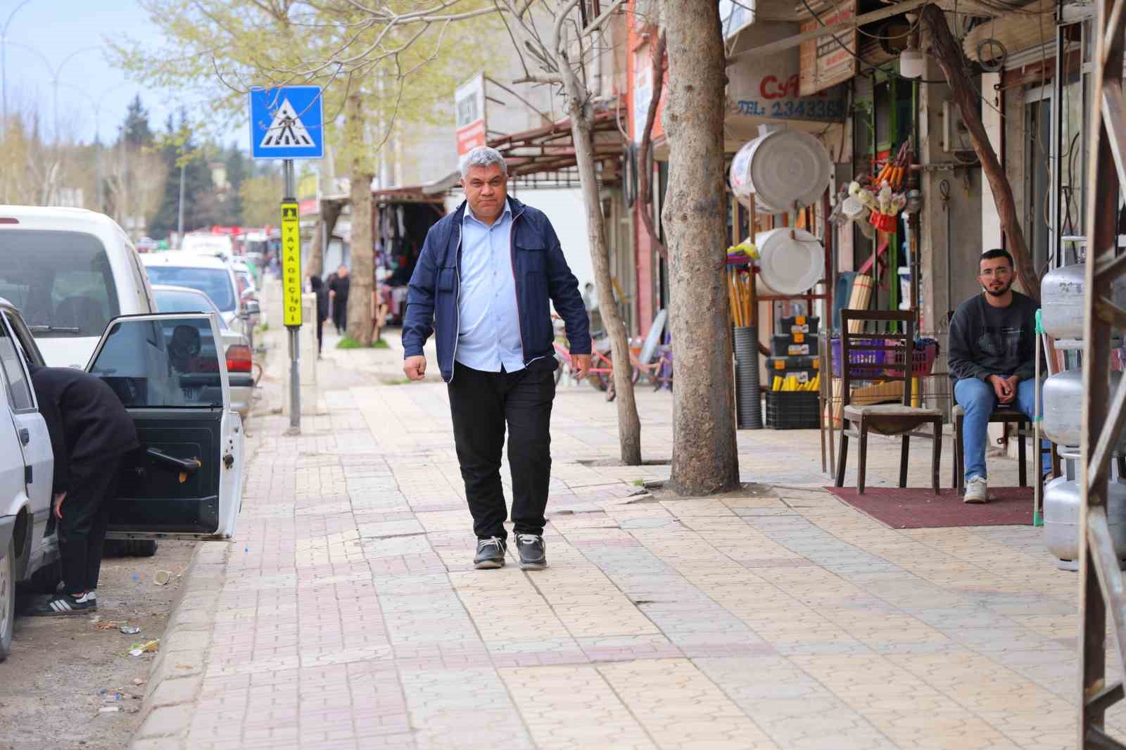 Kahramanmaraşlı adam 3 renkli gözleriyle görenlerin ilgisini çekiyor
