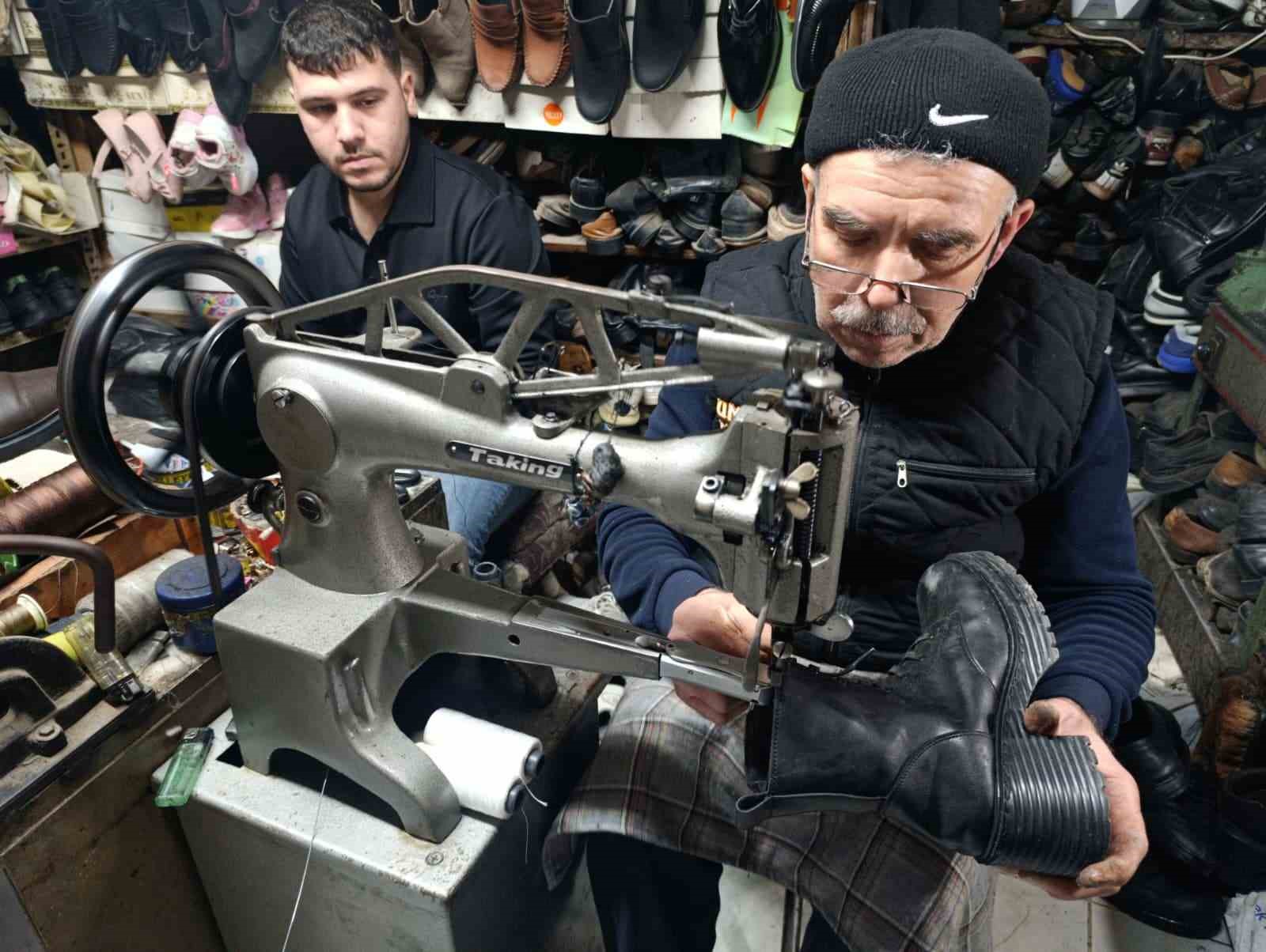 Kahramanmaraş’ta 38 yıllık usta eski ayakkabılara yeniden hayat veriyor
