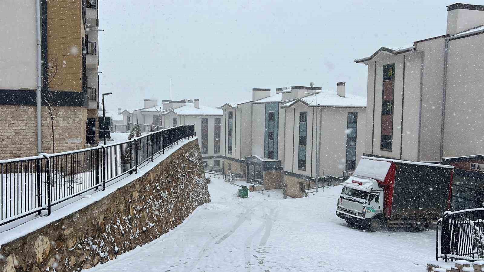 Kahramanmaraş’ta 61 yol ulaşıma kapandı
Kahramanmaraş’ta 61 yol ulaşıma kapandı