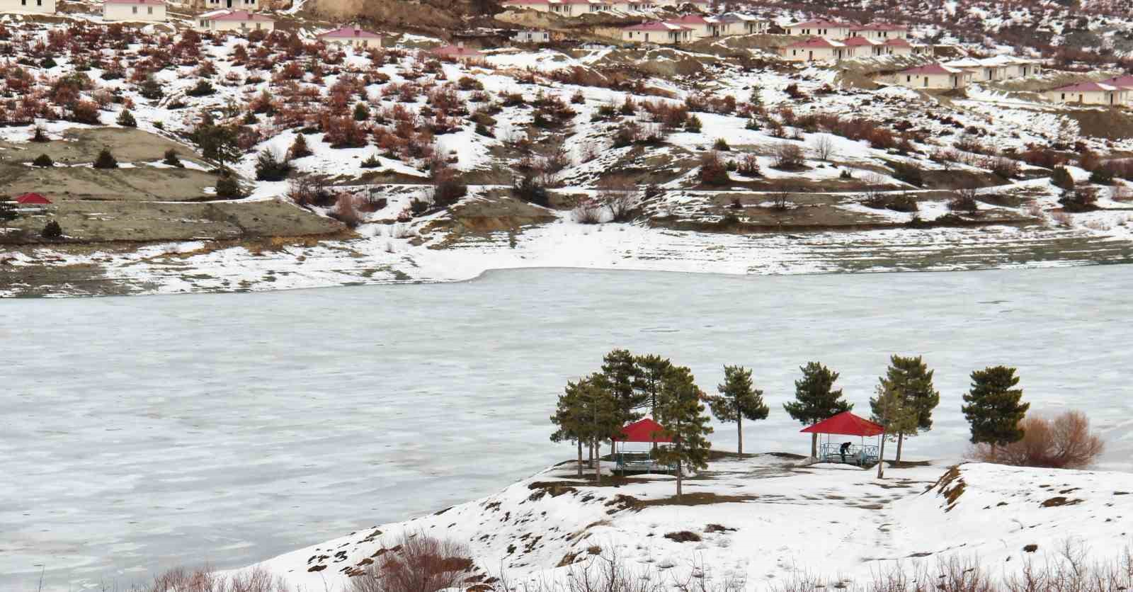 Kahramanmaraş’ta baraj ve göletler buz tuttu
