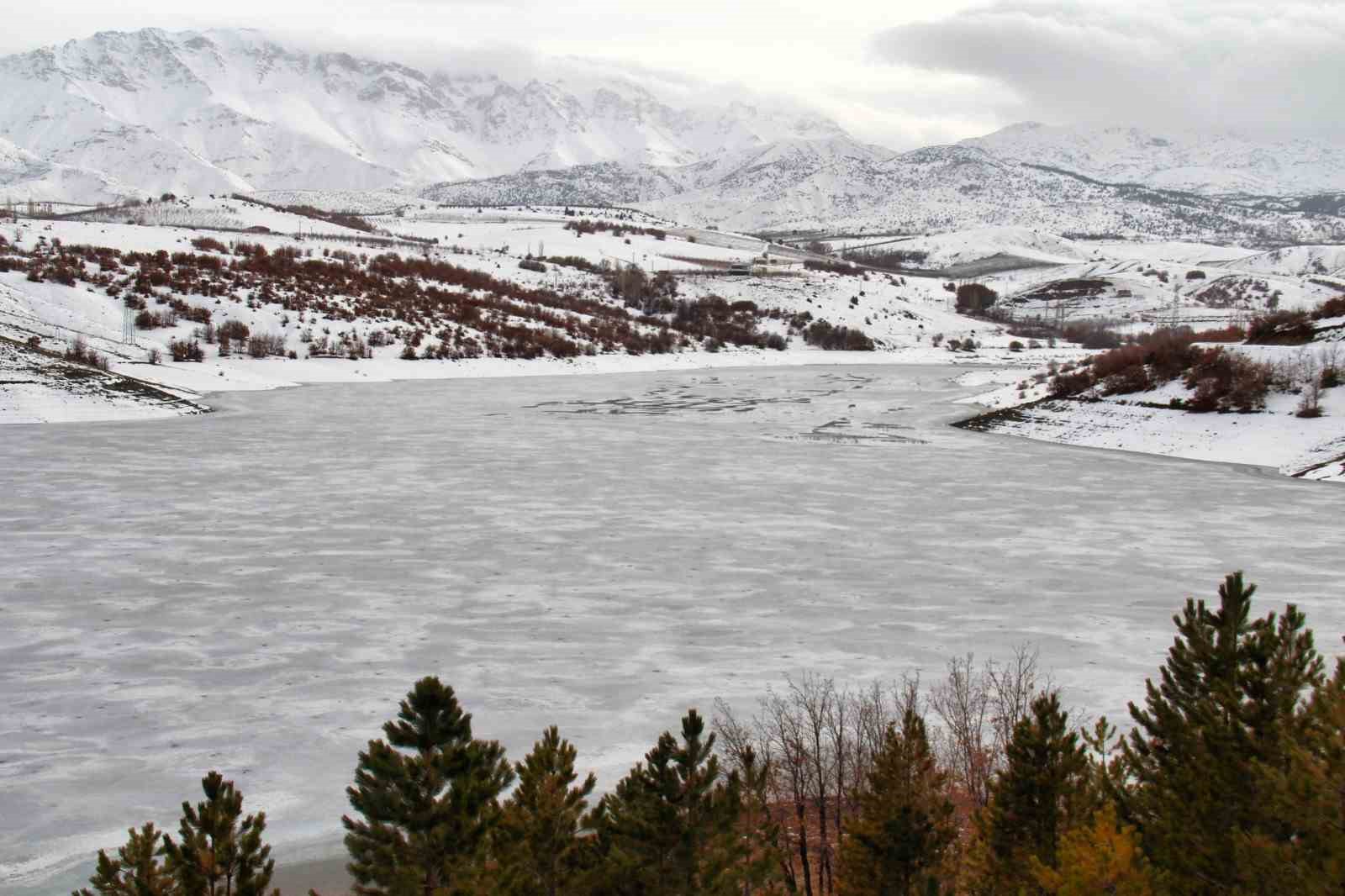 Kahramanmaraş’ta baraj ve göletler buz tuttu

