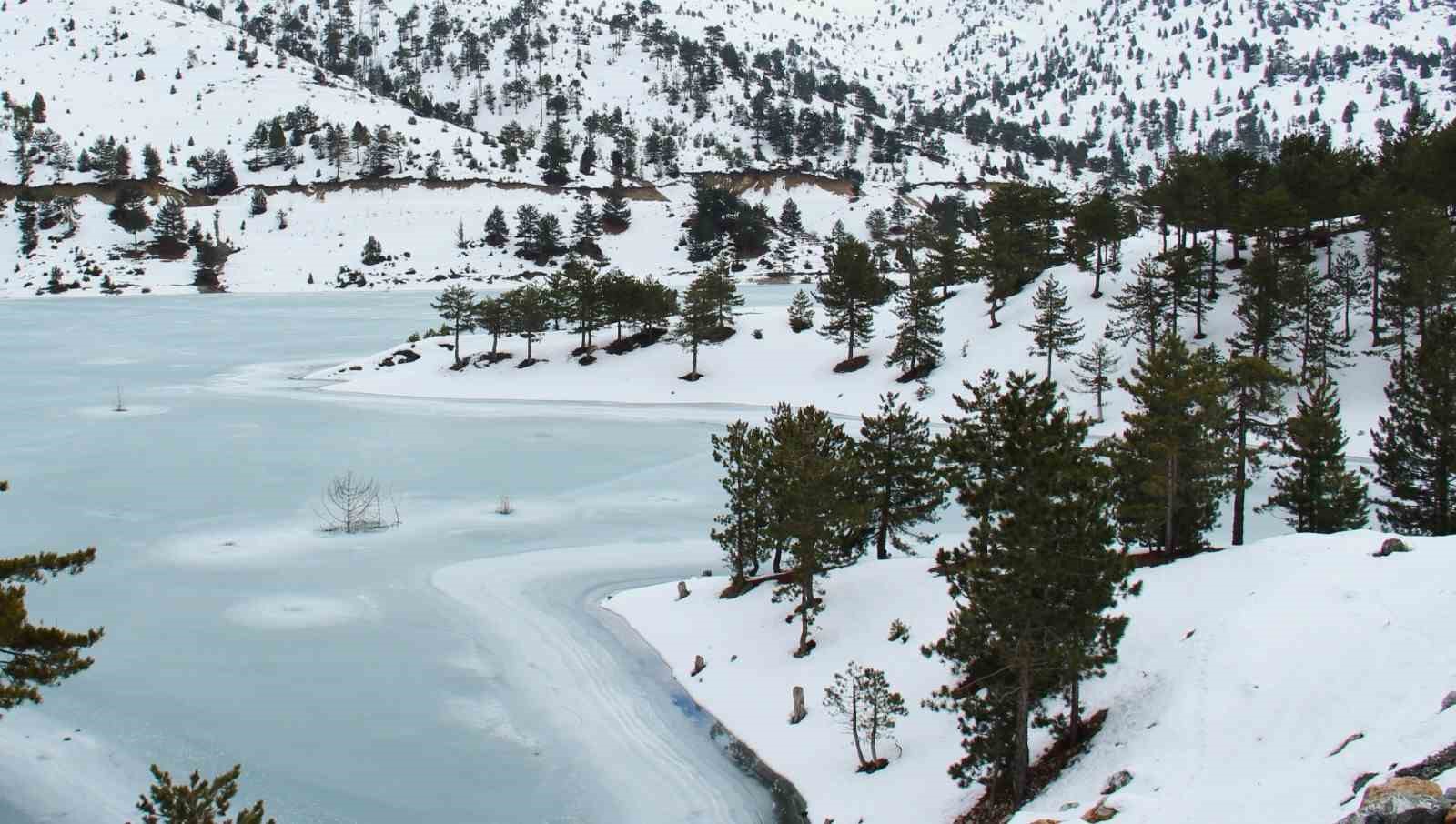 Kahramanmaraş’ta baraj ve göletler buz tuttu

