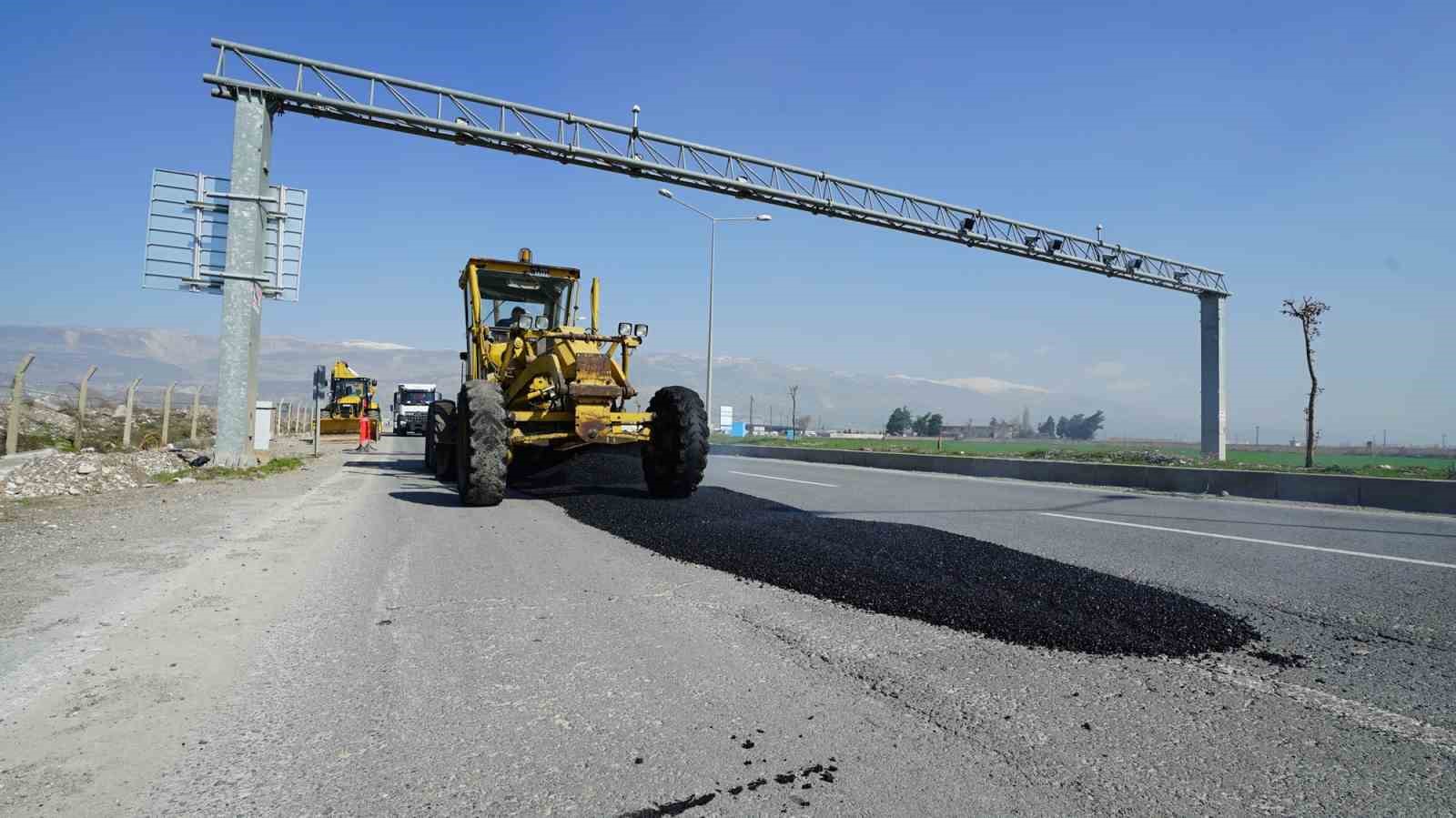 Kahramanmaraş’ta deforme olan yollar sıcak asfaltla tamir ediliyor
