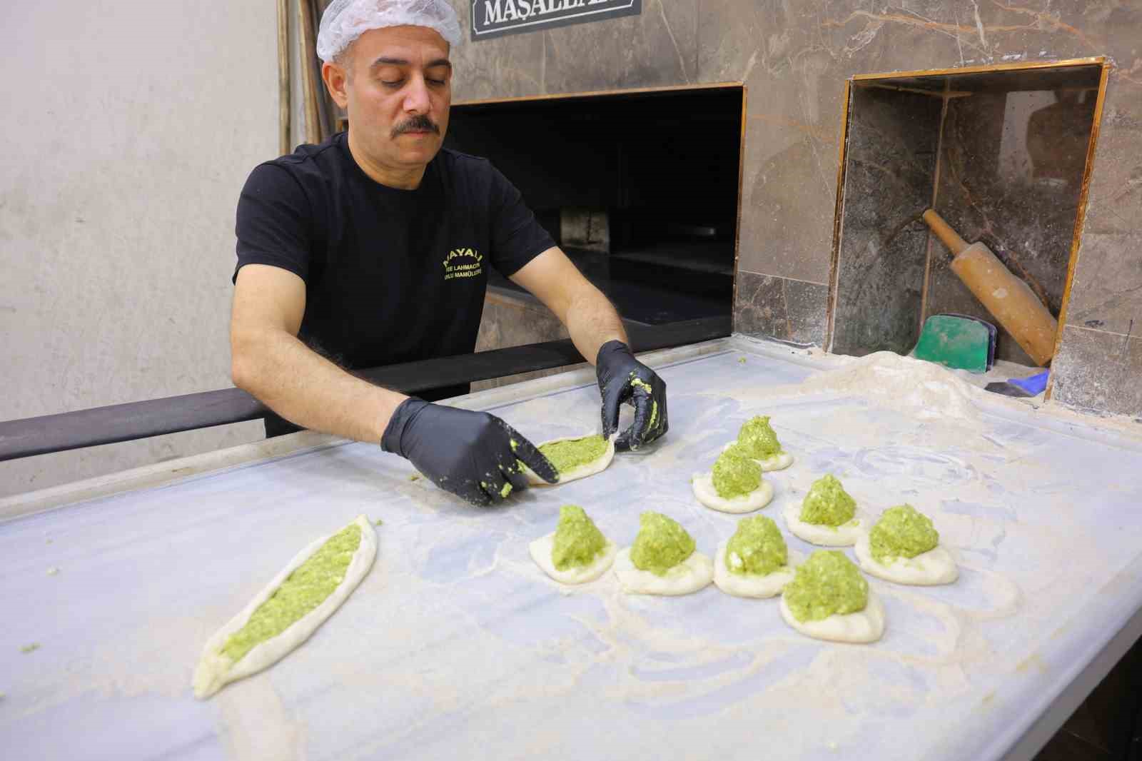 Kahramanmaraş’ta iftar sofralarının gözdesi: Fıstıklı börek
