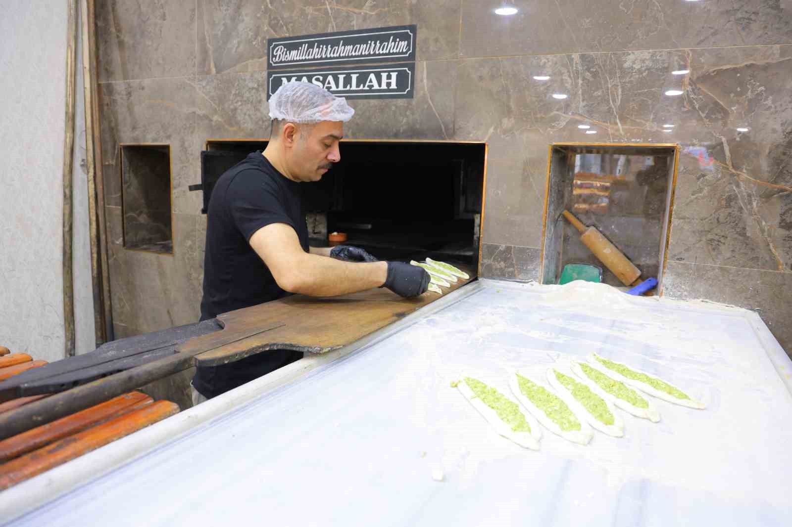 Kahramanmaraş’ta iftar sofralarının gözdesi: Fıstıklı börek
