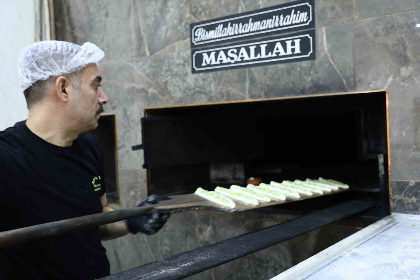Kahramanmaraş’ta iftar sofralarının gözdesi: Fıstıklı börek
