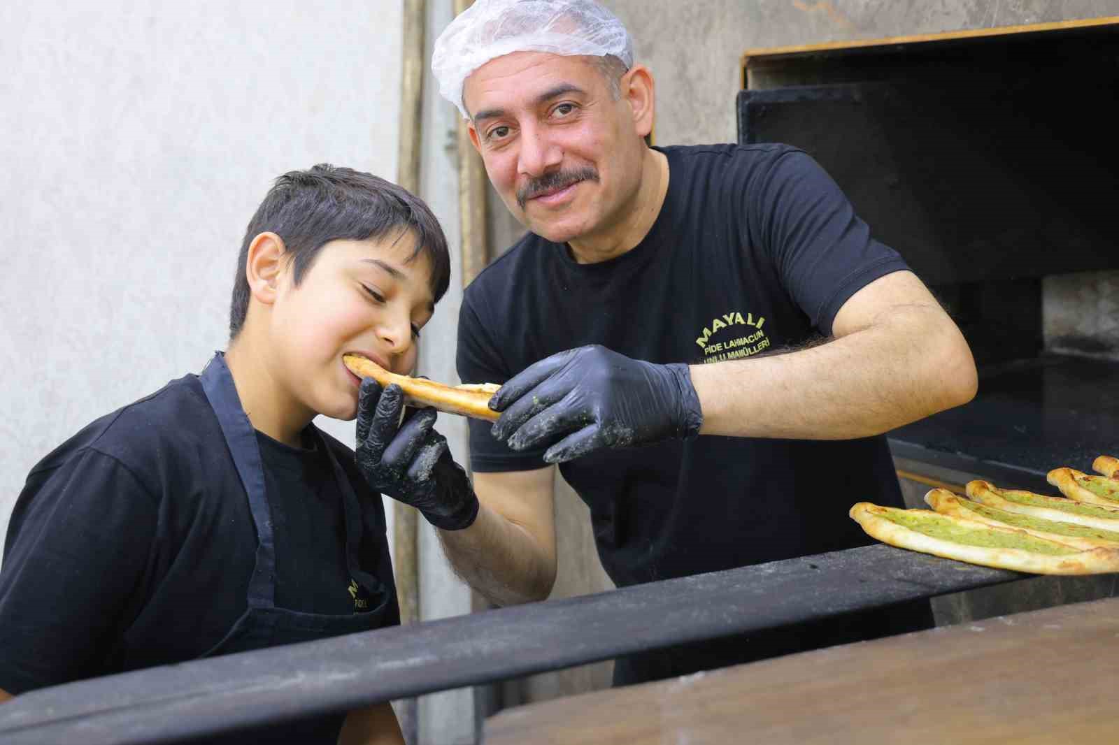 Kahramanmaraş’ta iftar sofralarının gözdesi: Fıstıklı börek

