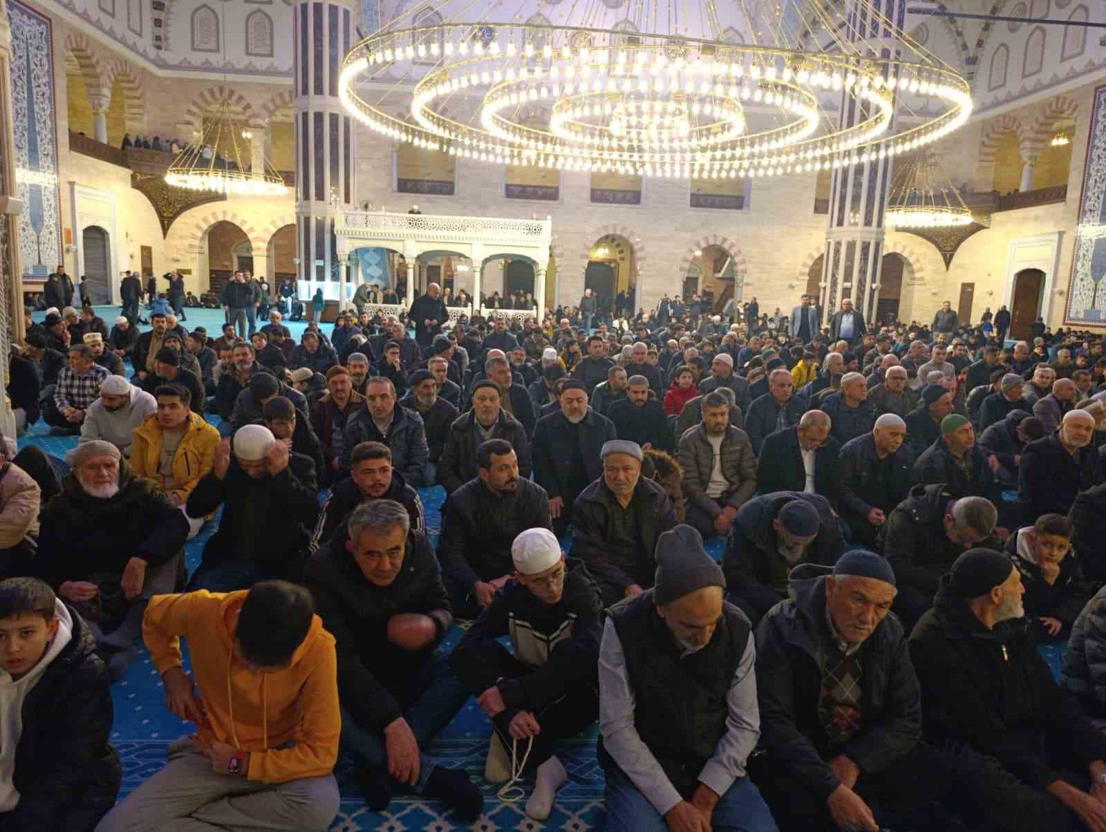 Kahramanmaraş’ta ilk teravih namazı kılındı
