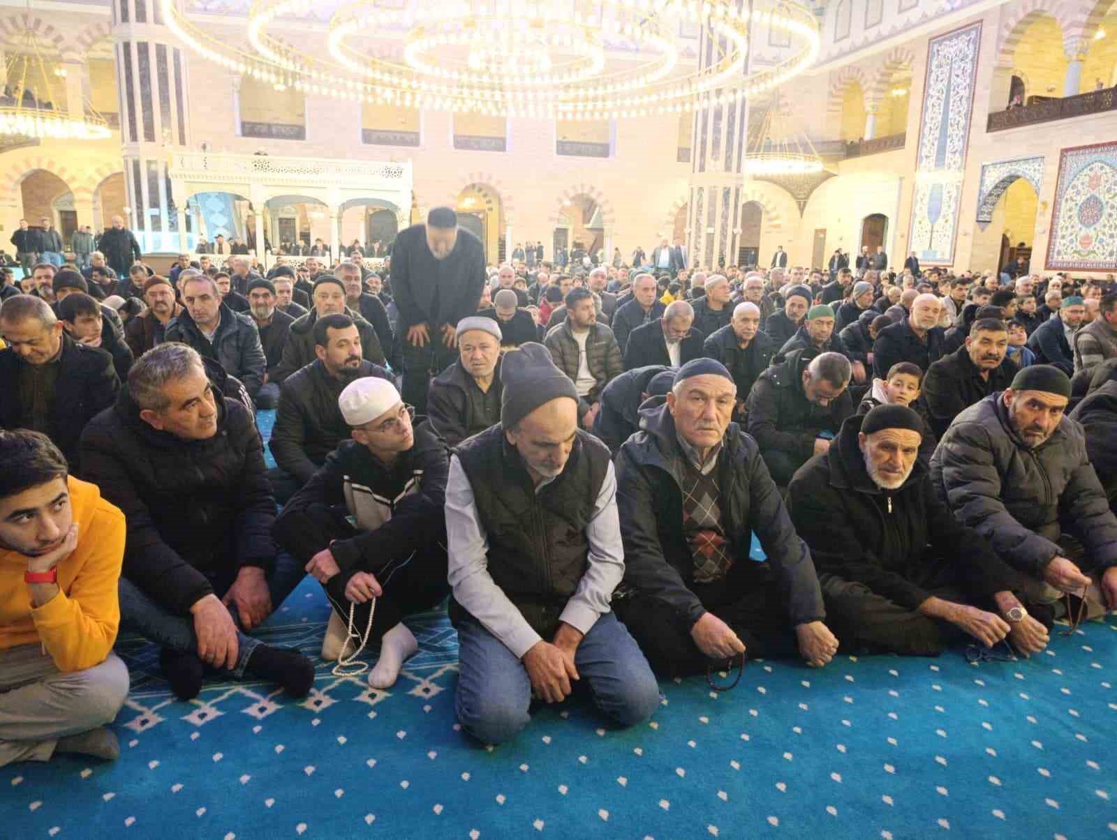 Kahramanmaraş’ta ilk teravih namazı kılındı
