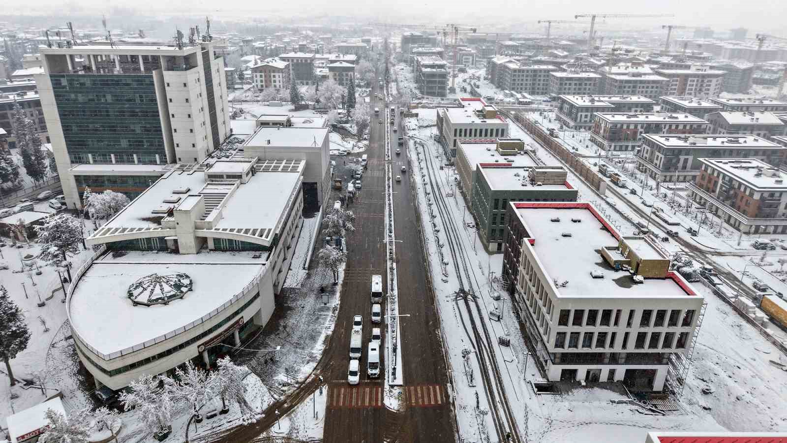 Kahramanmaraş’ta kar sevinci yaşanırken, ekipler de sahada görev yapıyor

