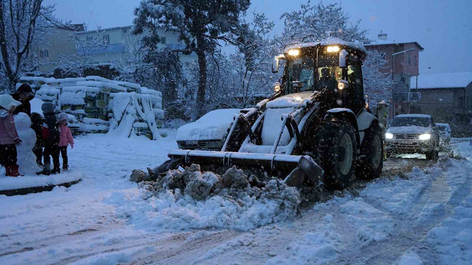 Kahramanmaraş’ta kar sevinci yaşanırken, ekipler de sahada görev yapıyor
