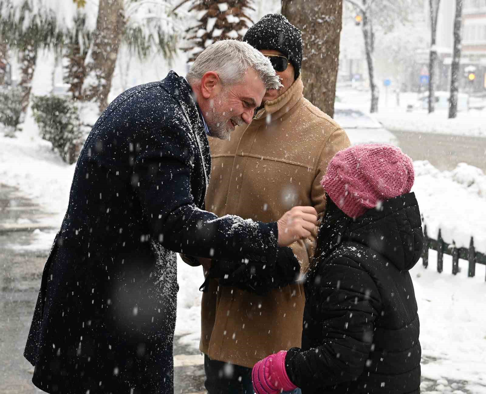 Kahramanmaraş’ta kar sevinci yaşanırken, ekipler de sahada görev yapıyor
