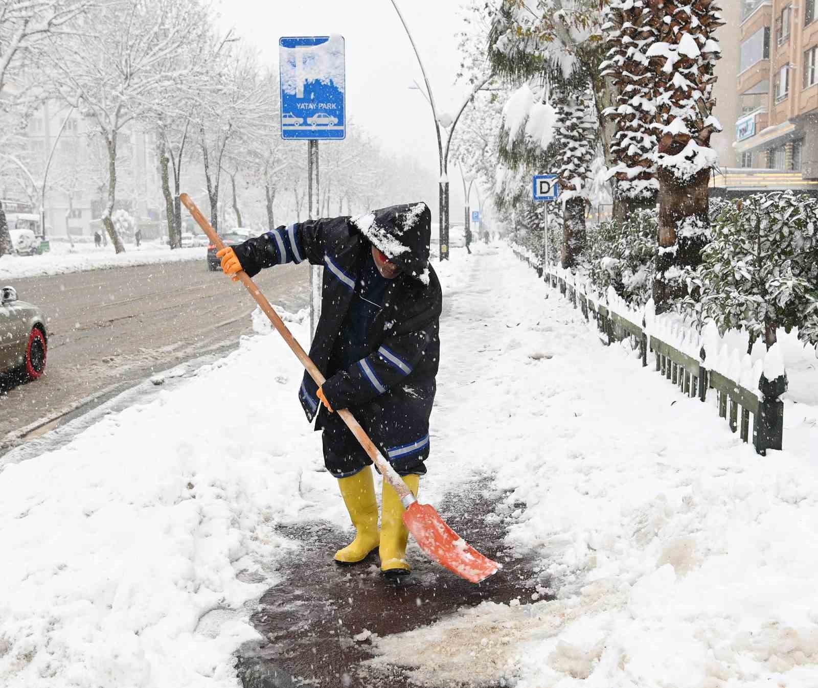 Kahramanmaraş’ta kar sevinci yaşanırken, ekipler de sahada görev yapıyor

