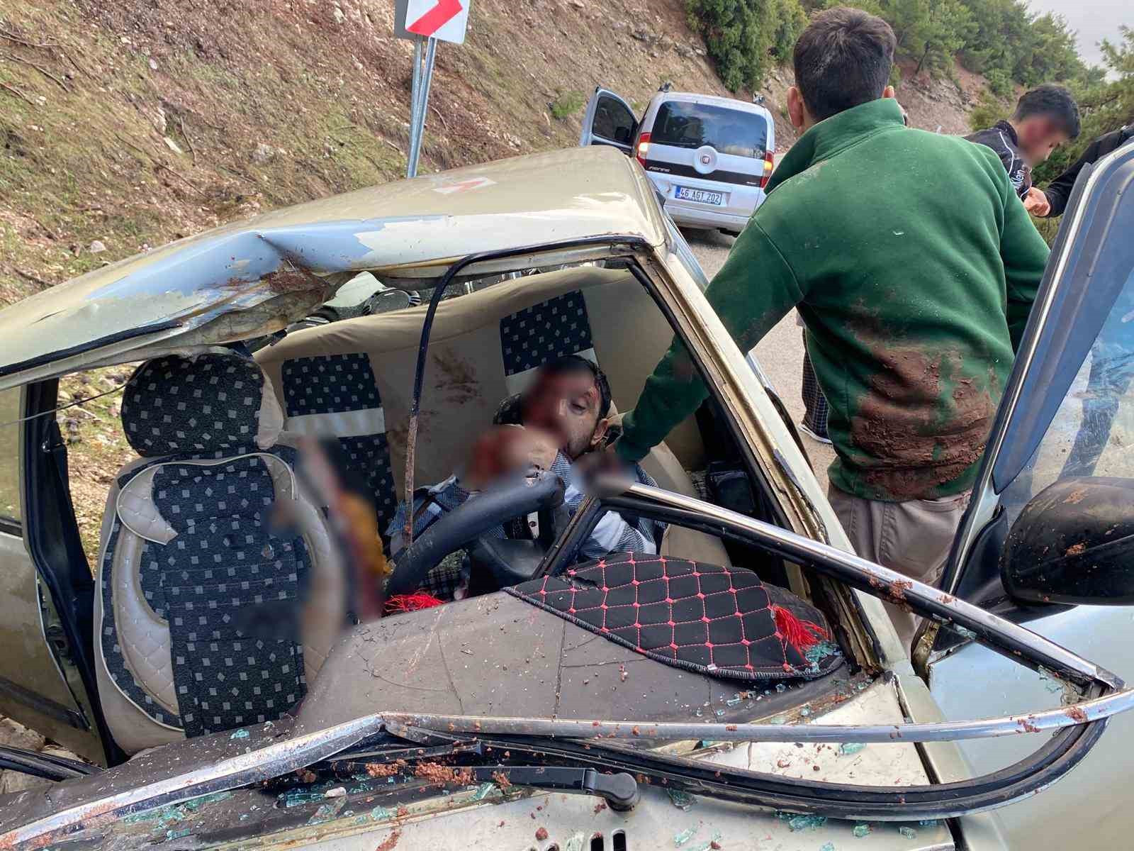 Kahramanmaraş’ta kopan kaya parçası otomobile isabet etti: 2’si ağır 4 yaralı
Kahramanmaraş’ta kopan kaya parçası otomobile isabet etti: 2’si ağır 4 yaralı