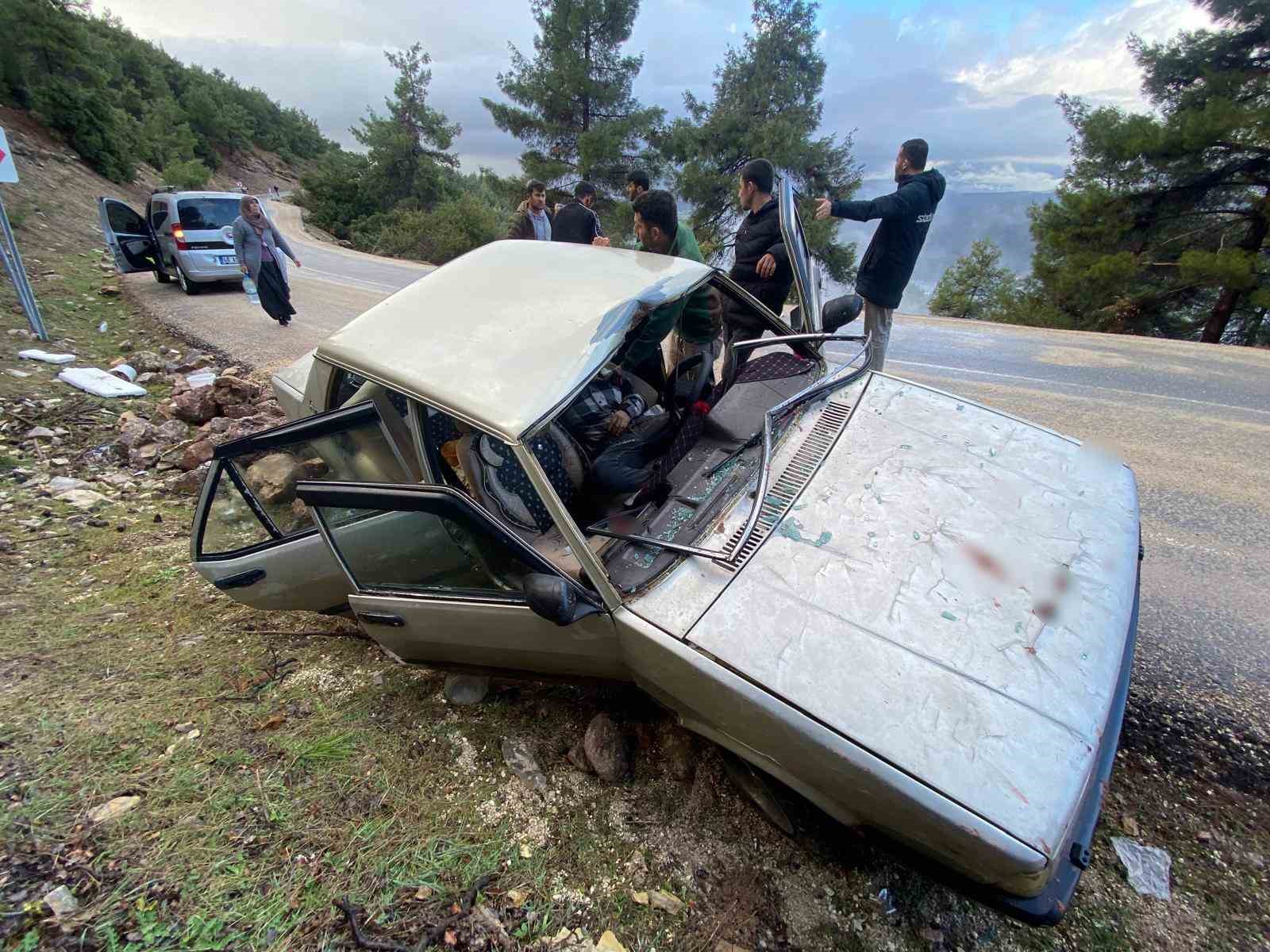 Kahramanmaraş’ta kopan kaya parçası otomobile isabet etti: 2’si ağır 4 yaralı
Kahramanmaraş’ta kopan kaya parçası otomobile isabet etti: 2’si ağır 4 yaralı