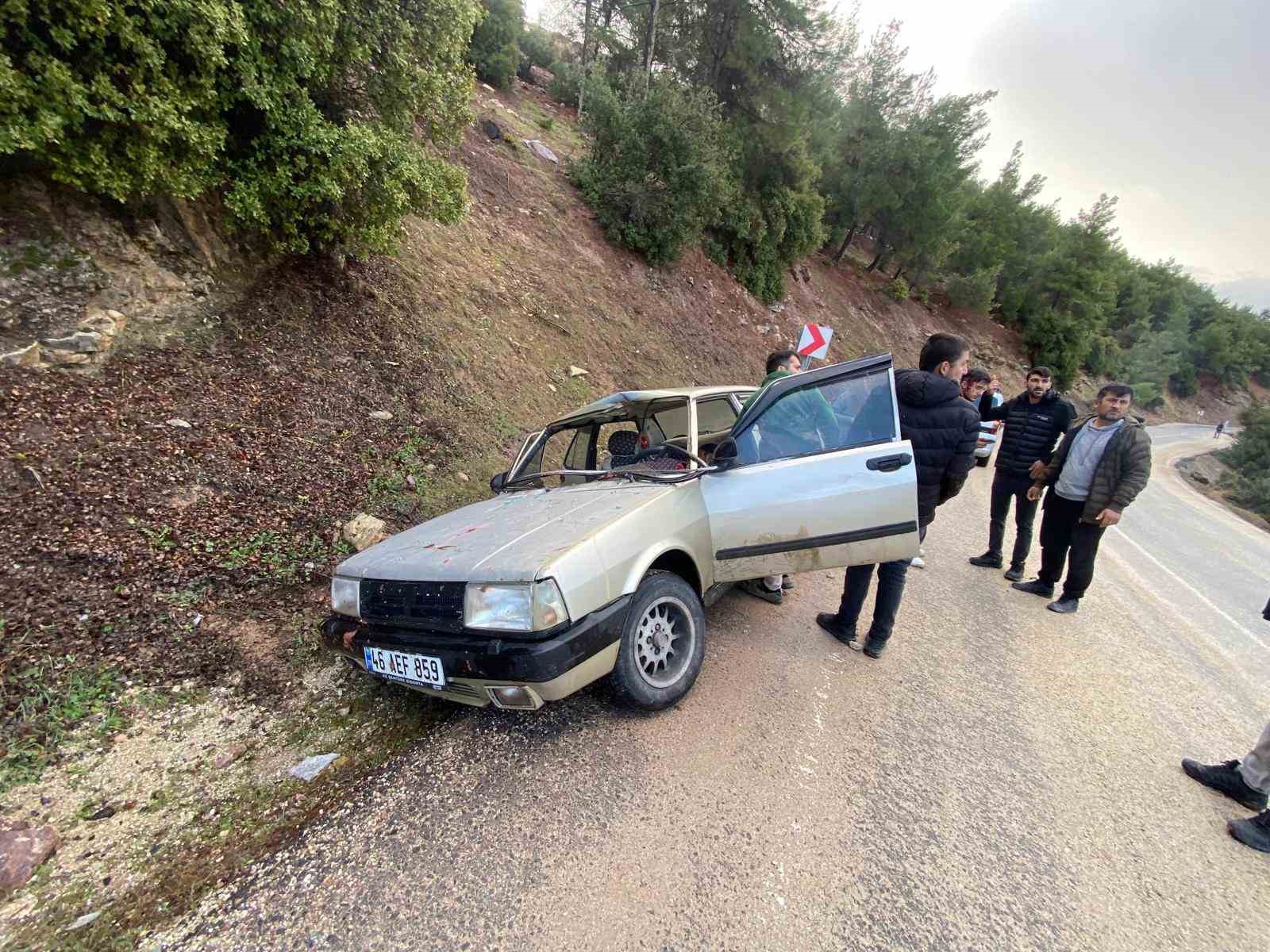 Kahramanmaraş’ta kopan kaya parçası otomobile isabet etti: 2’si ağır 4 yaralı
Kahramanmaraş’ta kopan kaya parçası otomobile isabet etti: 2’si ağır 4 yaralı