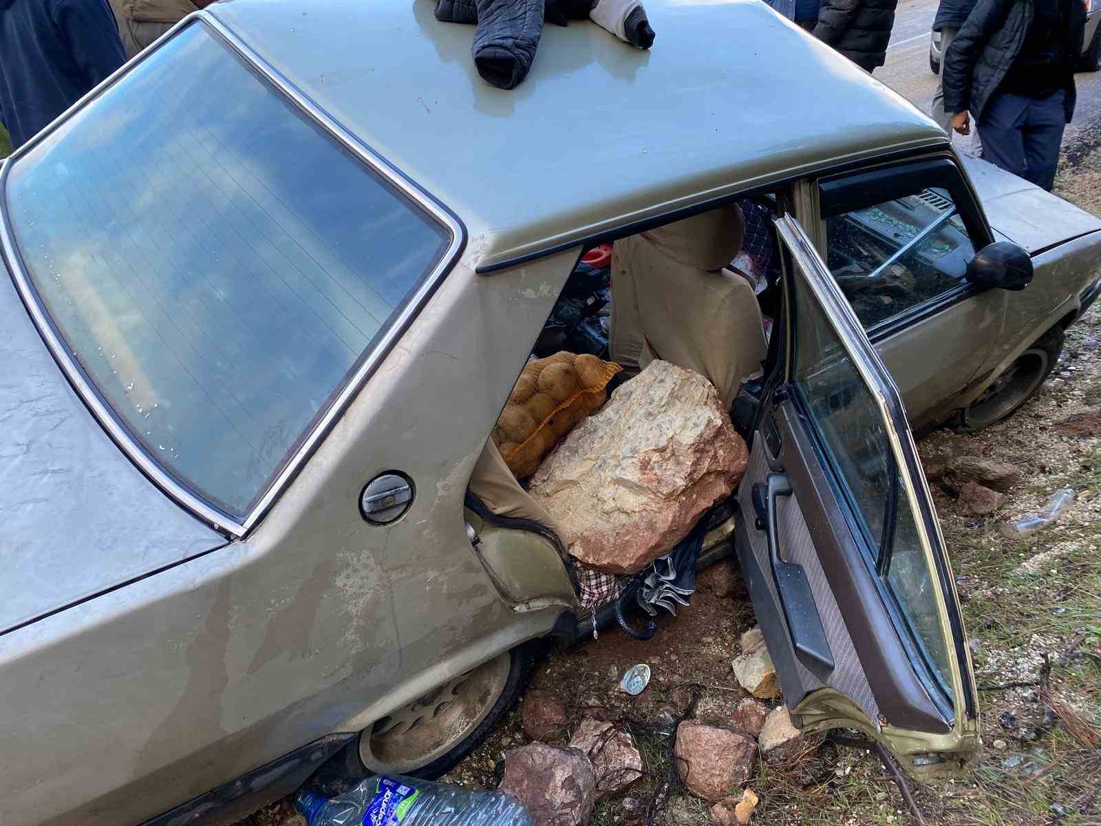 Kahramanmaraş’ta kopan kaya parçası otomobile isabet etti: 2’si ağır 4 yaralı
Kahramanmaraş’ta kopan kaya parçası otomobile isabet etti: 2’si ağır 4 yaralı