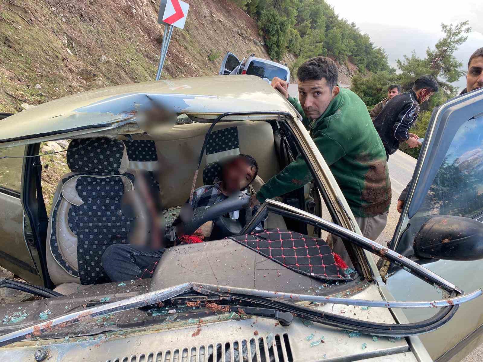 Kahramanmaraş’ta kopan kaya parçası otomobile isabet etti: 2’si ağır 4 yaralı
Kahramanmaraş’ta kopan kaya parçası otomobile isabet etti: 2’si ağır 4 yaralı