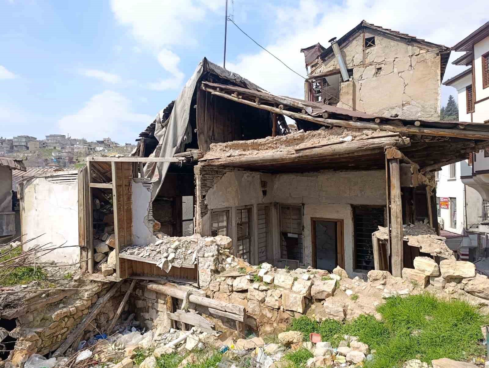 Kahramanmaraş’ta metruk binalar korku saçıyor
