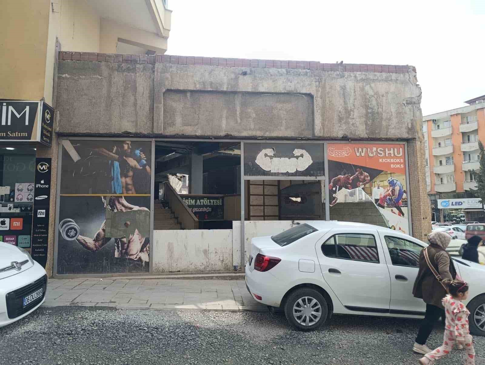 Kahramanmaraş’ta metruk binalar korku saçıyor
