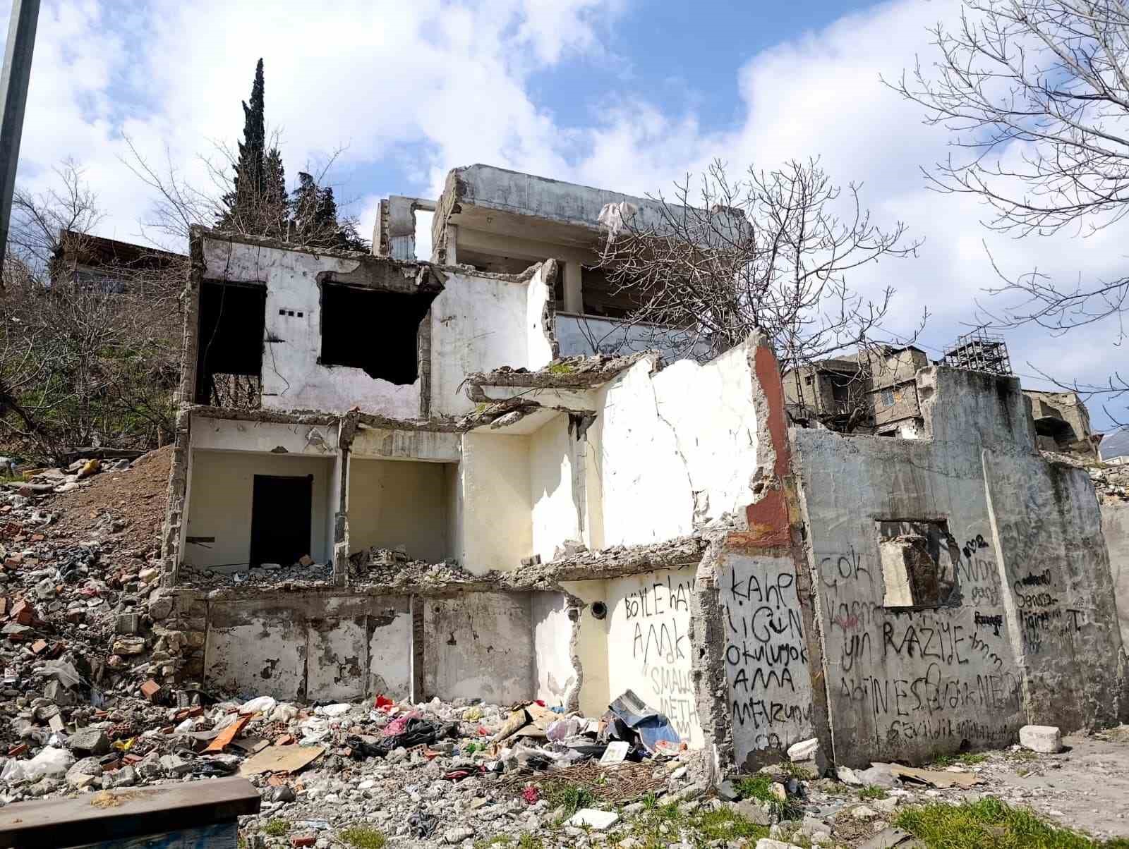 Kahramanmaraş’ta metruk binalar korku saçıyor
