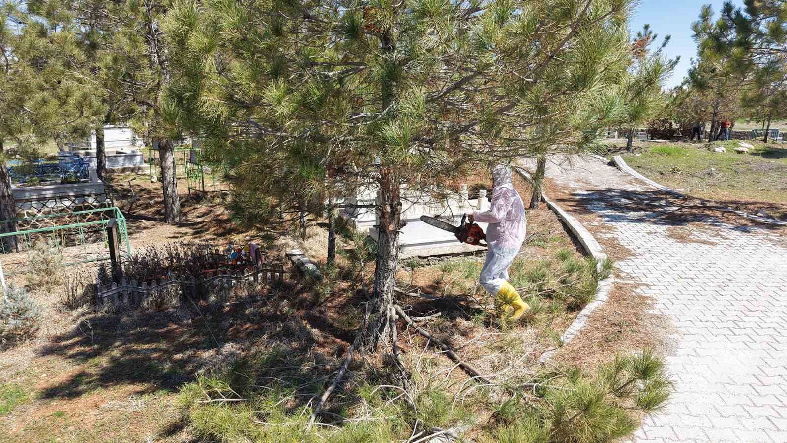 Kahramanmaraş’ta mezarlıklarda yenileme başladı
Kahramanmaraş’ta mezarlıklarda yenileme başladı