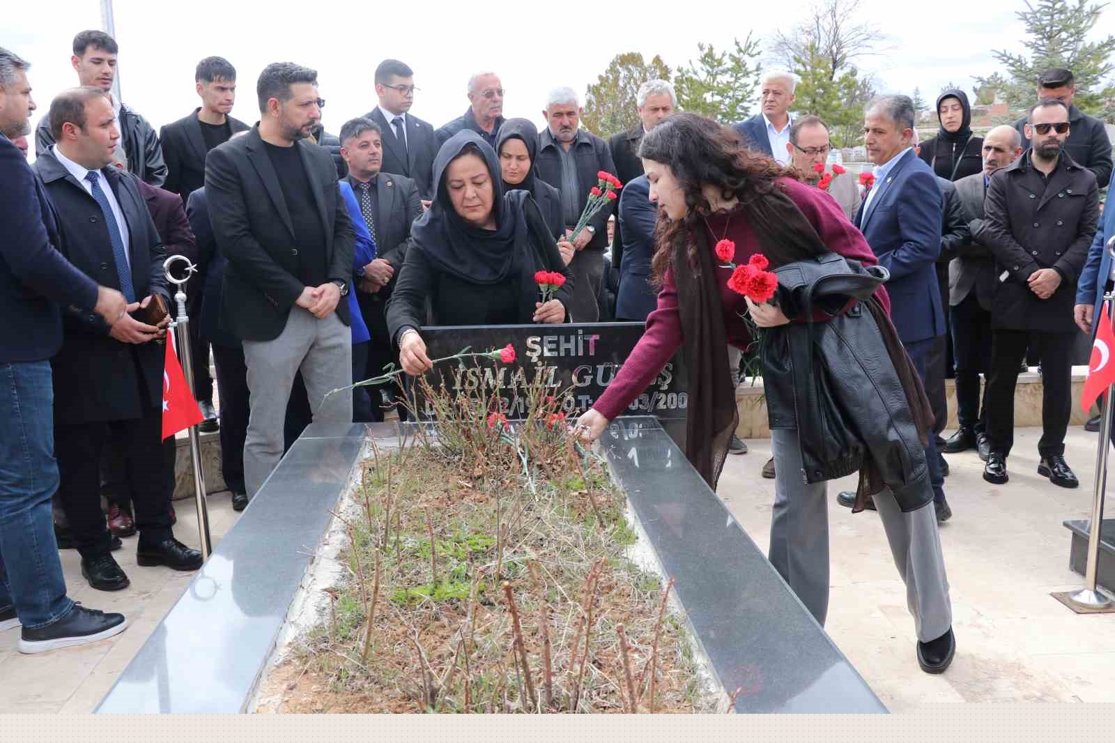 Kahramanmaraş’ta Muhsin Yazıcıoğlu’yla birlikte düşen helikopterde vefat edenler mezarları başında anıldı
