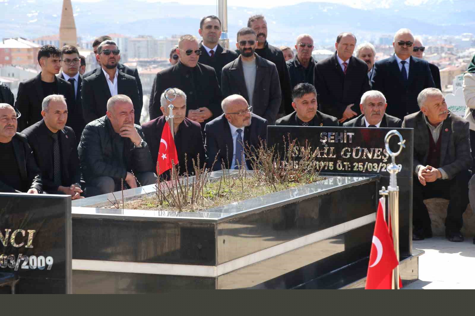 Kahramanmaraş’ta Muhsin Yazıcıoğlu’yla birlikte düşen helikopterde vefat edenler mezarları başında anıldı
