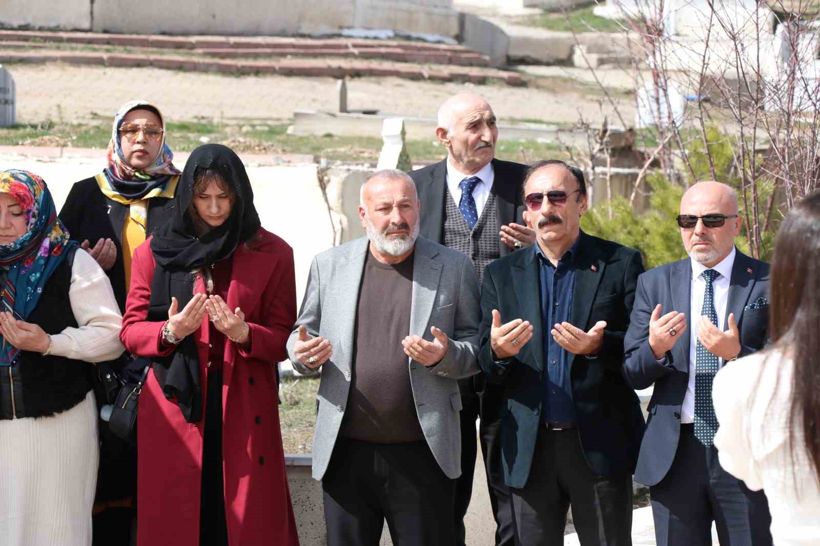 Kahramanmaraş’ta Muhsin Yazıcıoğlu’yla birlikte düşen helikopterde vefat edenler mezarları başında anıldı
