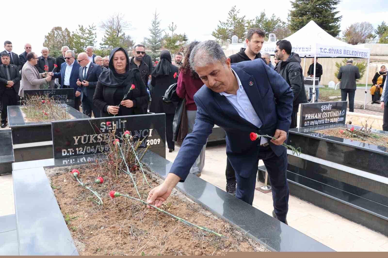 Kahramanmaraş’ta Muhsin Yazıcıoğlu’yla birlikte düşen helikopterde vefat edenler mezarları başında anıldı
