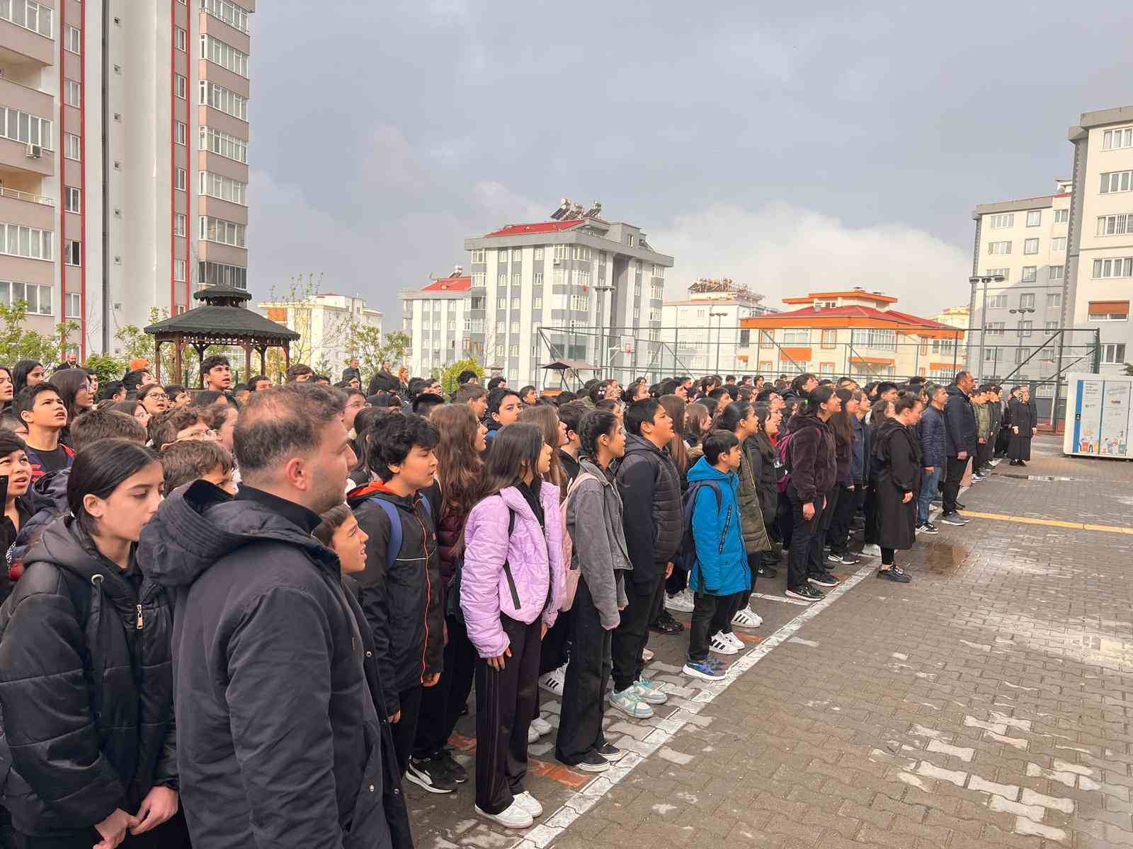 Kahramanmaraş’ta öğrenciler, saldırıda hayatını kaybedenler için dua etti
