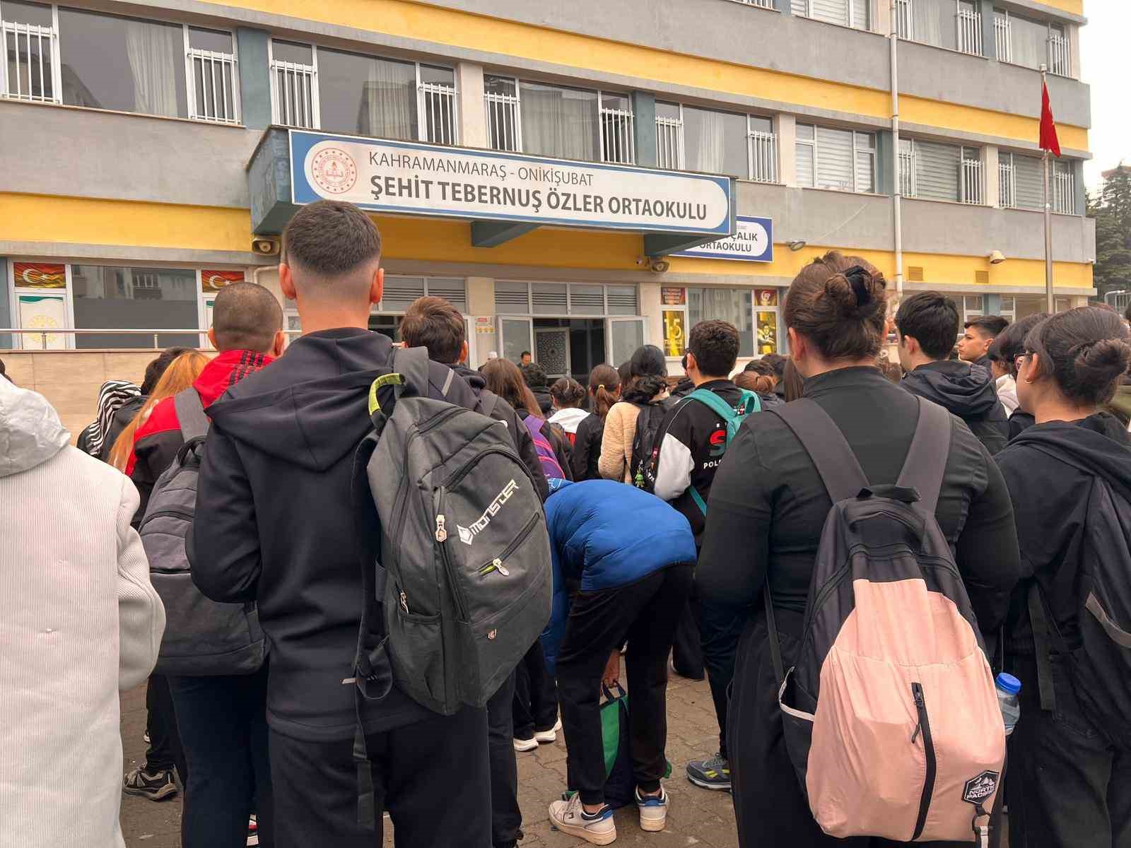 Kahramanmaraş’ta öğrenciler, saldırıda hayatını kaybedenler için dua etti
