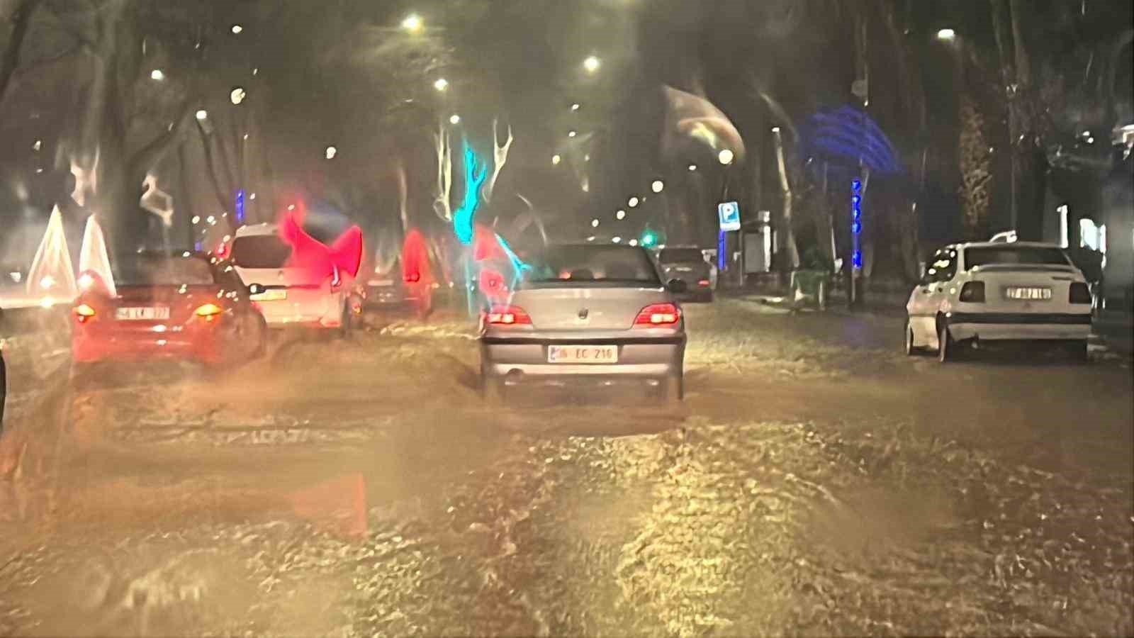 Kahramanmaraş’ta sağanak taşkınlara neden oldu
