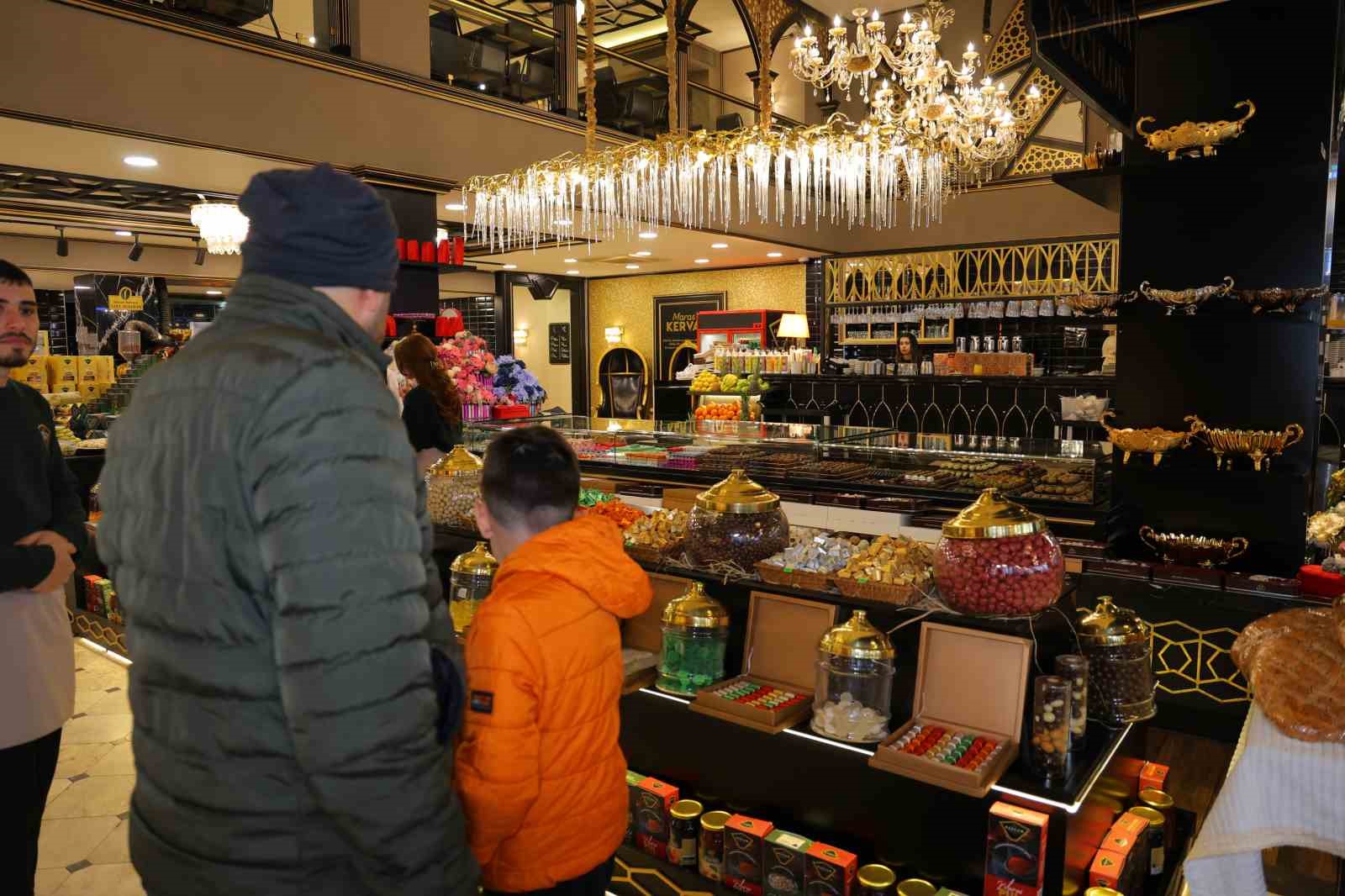 Kahramanmaraş’ta tezgahlar şeker ve çikolatalarla süslendi
