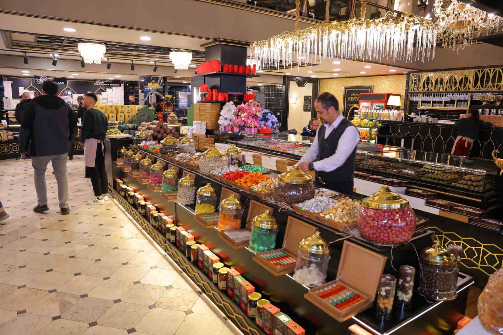 Kahramanmaraş’ta tezgahlar şeker ve çikolatalarla süslendi
